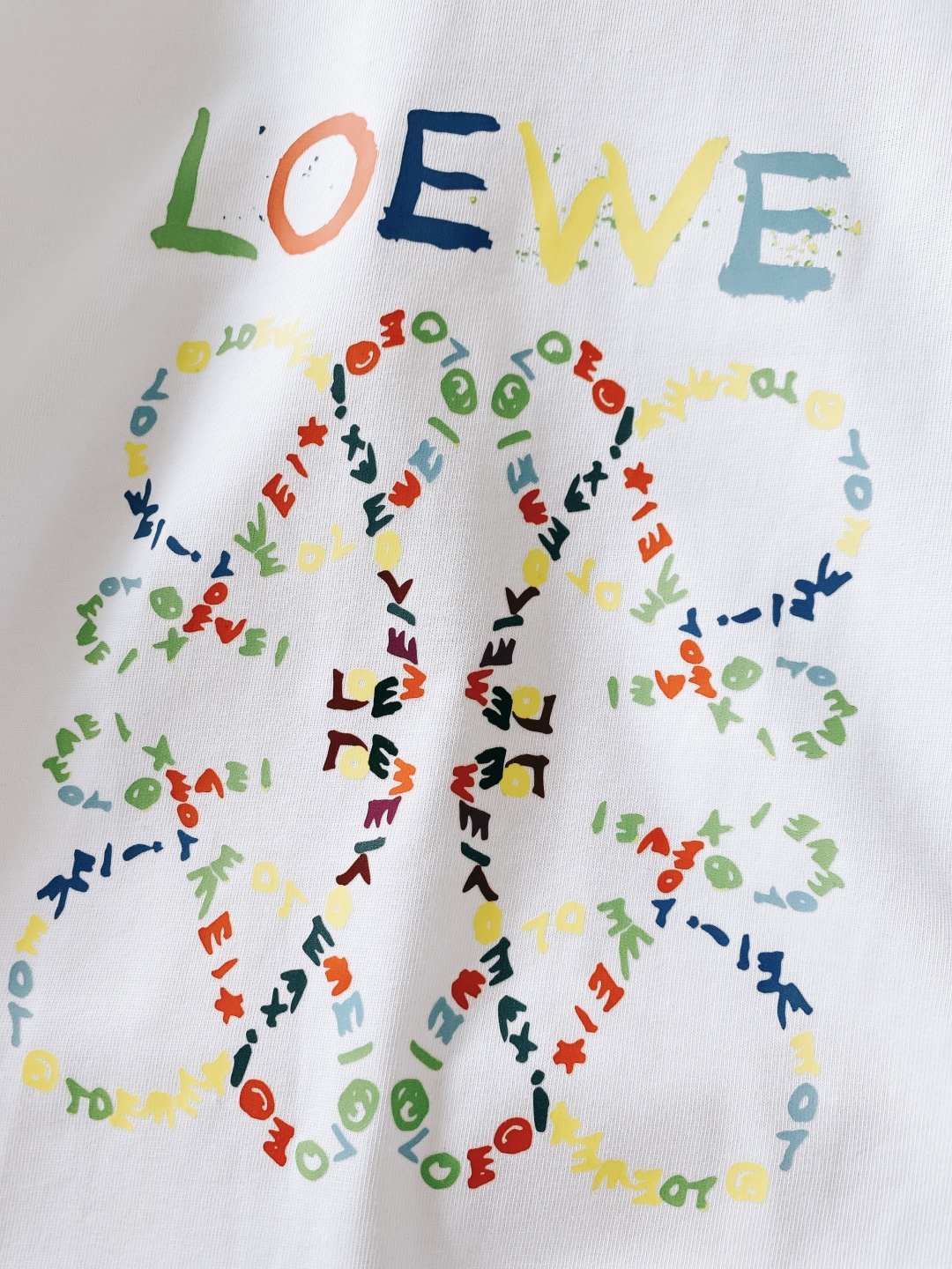 Loewe 罗意威 2025FW秋冬新品涂鸦印花打底衫。胸前手绘感涂鸦字母+品牌标识，色彩碰撞自带“鲜活