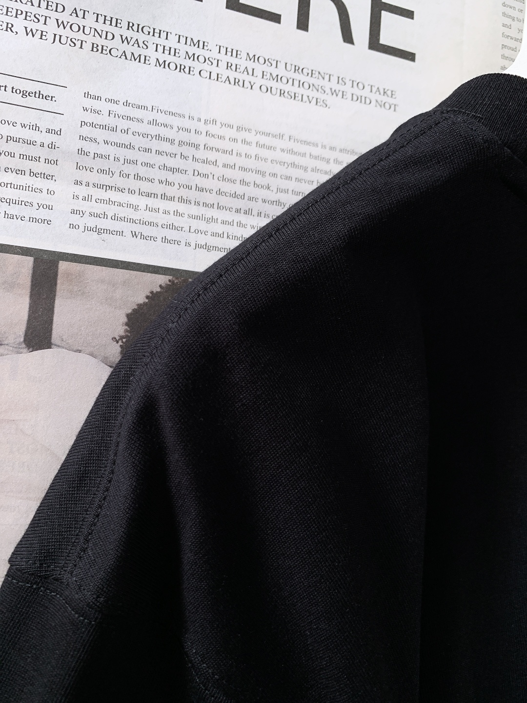 Loewe 罗意威 2025FW秋冬新品涂鸦印花打底衫。胸前手绘感涂鸦字母+品牌标识，色彩碰撞自带“鲜活