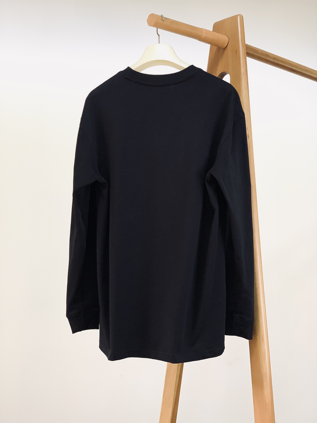 Loewe 罗意威 2025FW秋冬新品涂鸦印花打底衫。胸前手绘感涂鸦字母+品牌标识，色彩碰撞自带“鲜活