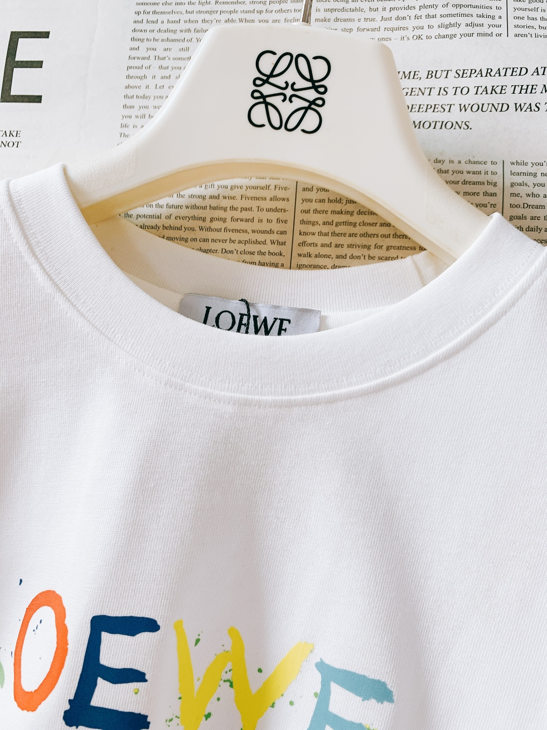 Loewe 罗意威 2025FW秋冬新品涂鸦印花打底衫。胸前手绘感涂鸦字母+品牌标识，色彩碰撞自带“鲜活