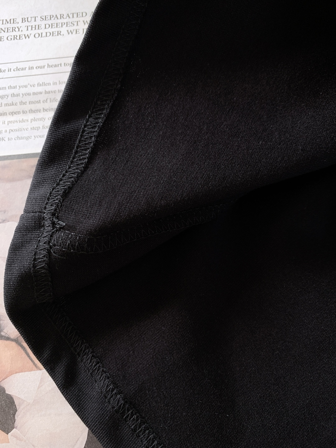 Loewe 罗意威 2025FW秋冬新品涂鸦印花打底衫。胸前手绘感涂鸦字母+品牌标识，色彩碰撞自带“鲜活