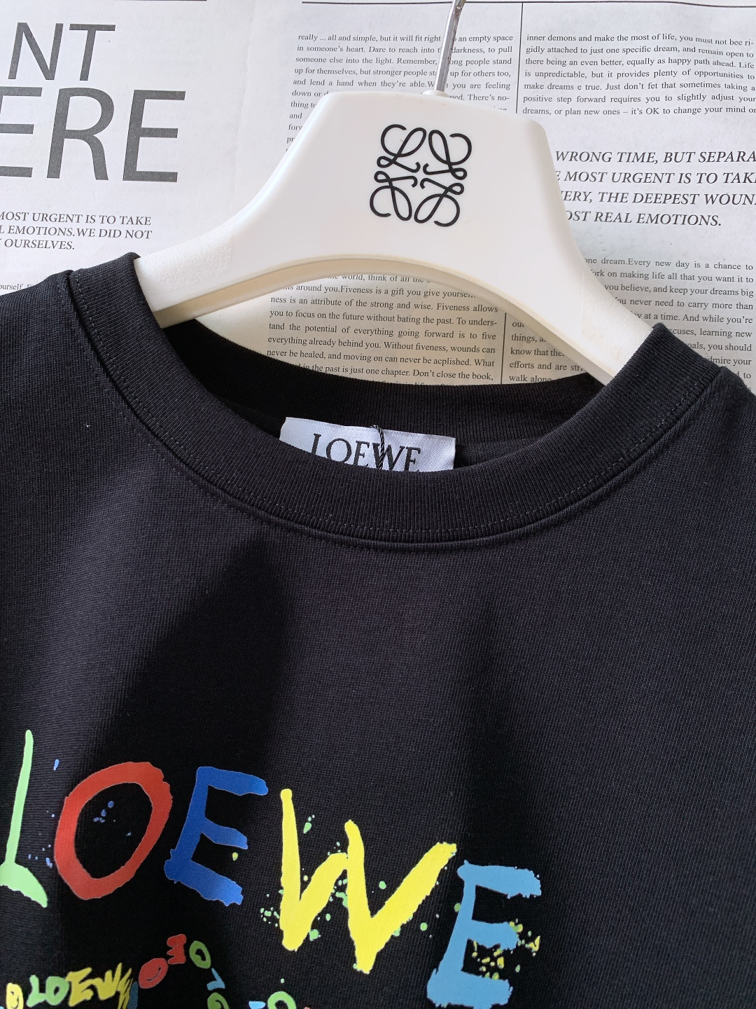 Loewe 罗意威 2025FW秋冬新品涂鸦印花打底衫。胸前手绘感涂鸦字母+品牌标识，色彩碰撞自带“鲜活