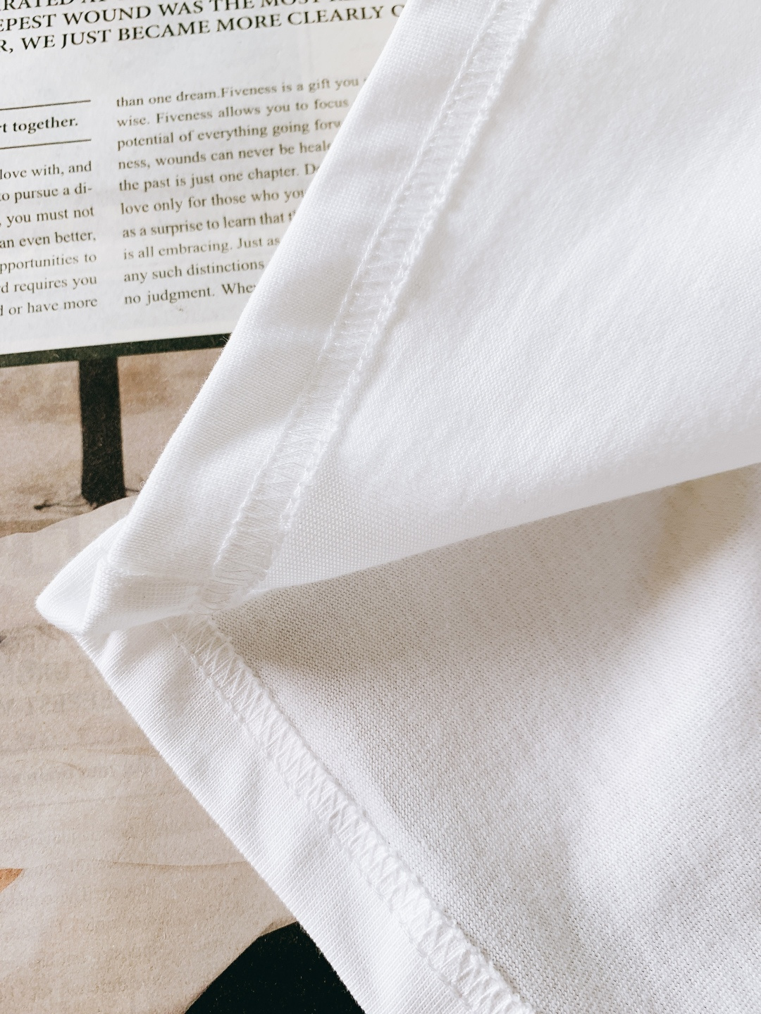 Loewe 罗意威 2025FW秋冬新品涂鸦印花打底衫。胸前手绘感涂鸦字母+品牌标识，色彩碰撞自带“鲜活