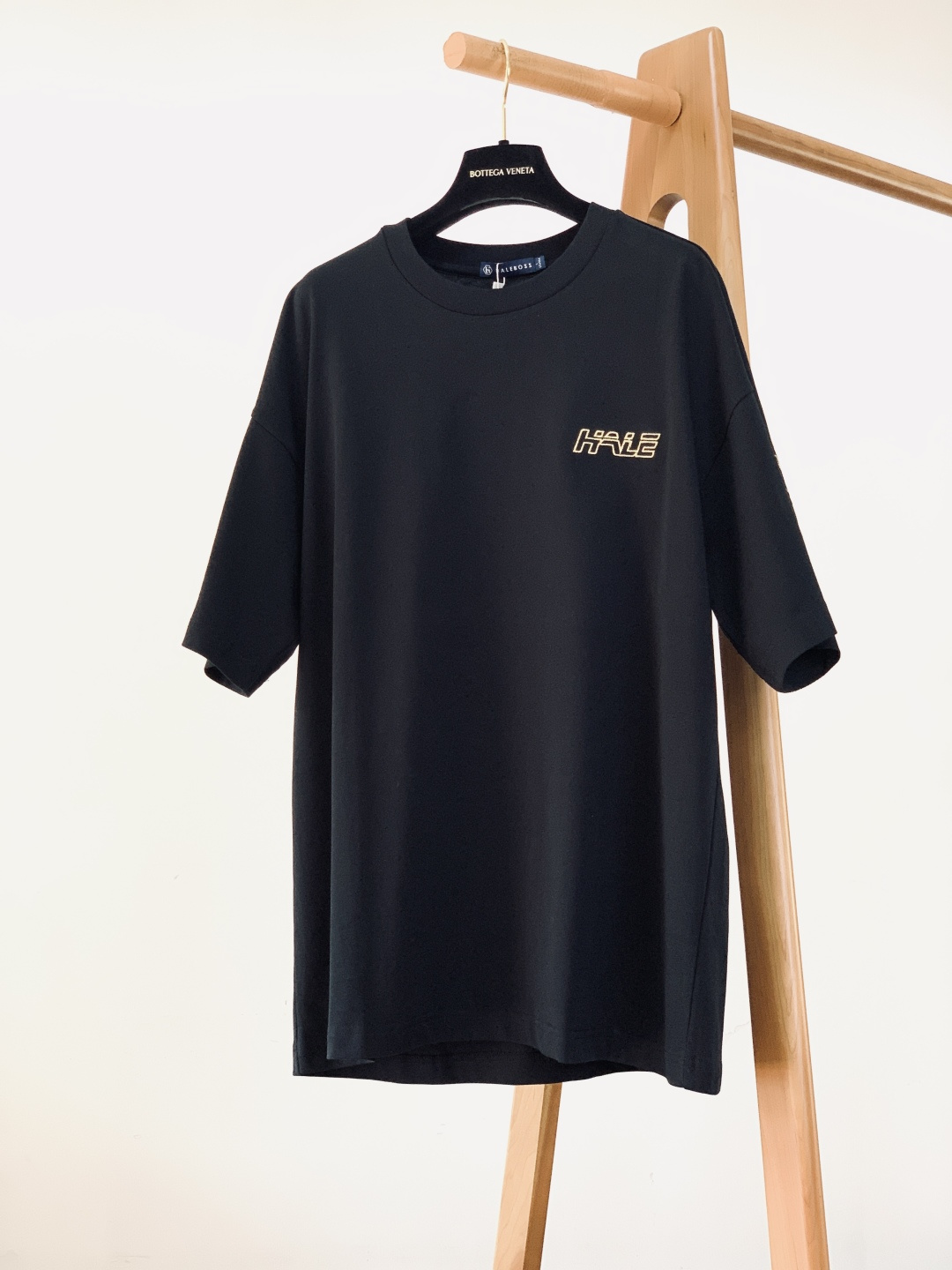 Hale Boss 2025FW秋冬新品 刺绣打底短袖。黑白两色+oversize版型，不挑身材还能藏肉