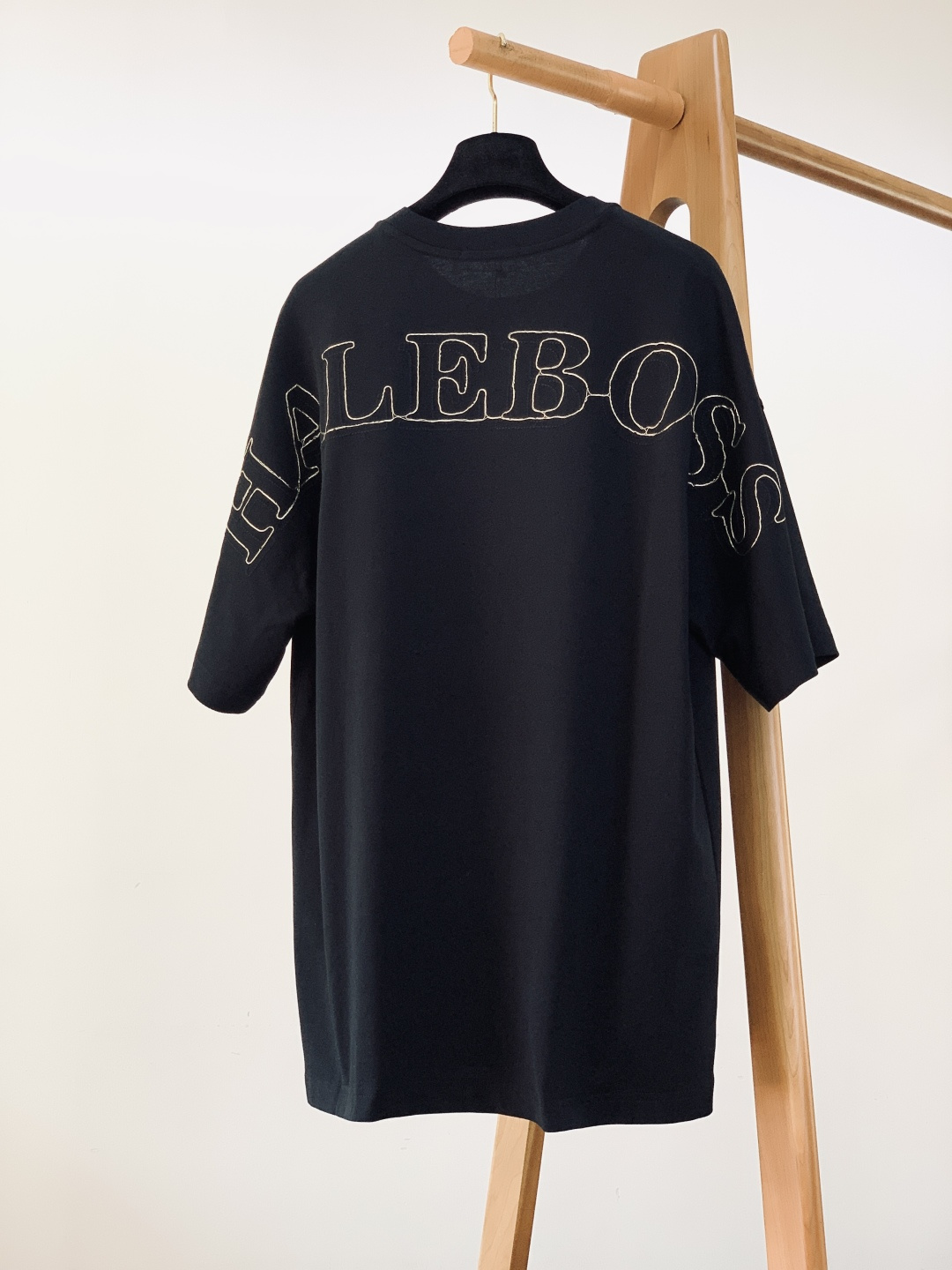 Hale Boss 2025FW秋冬新品 刺绣打底短袖。黑白两色+oversize版型，不挑身材还能藏肉