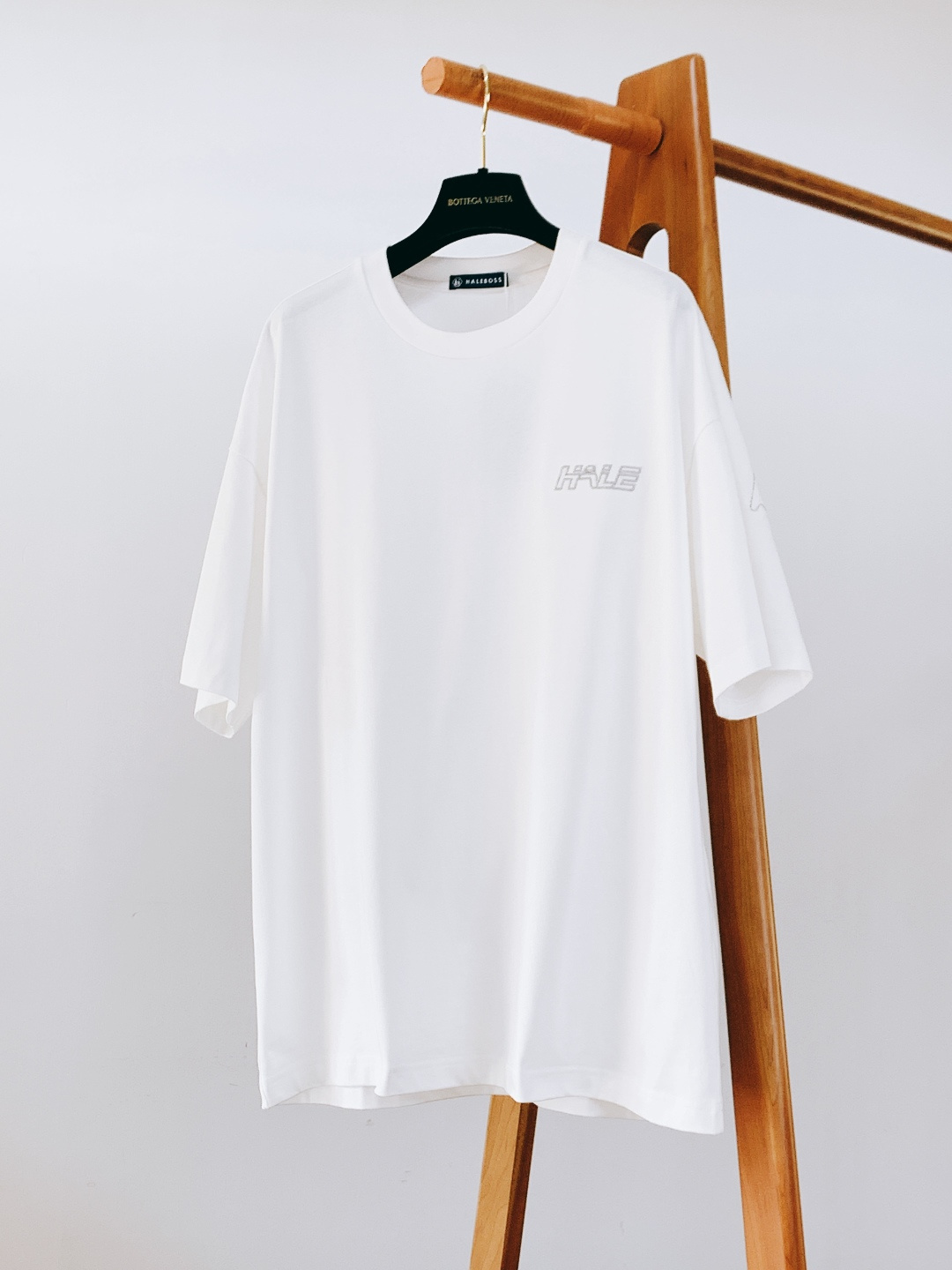 Hale Boss 2025FW秋冬新品 刺绣打底短袖。黑白两色+oversize版型，不挑身材还能藏肉