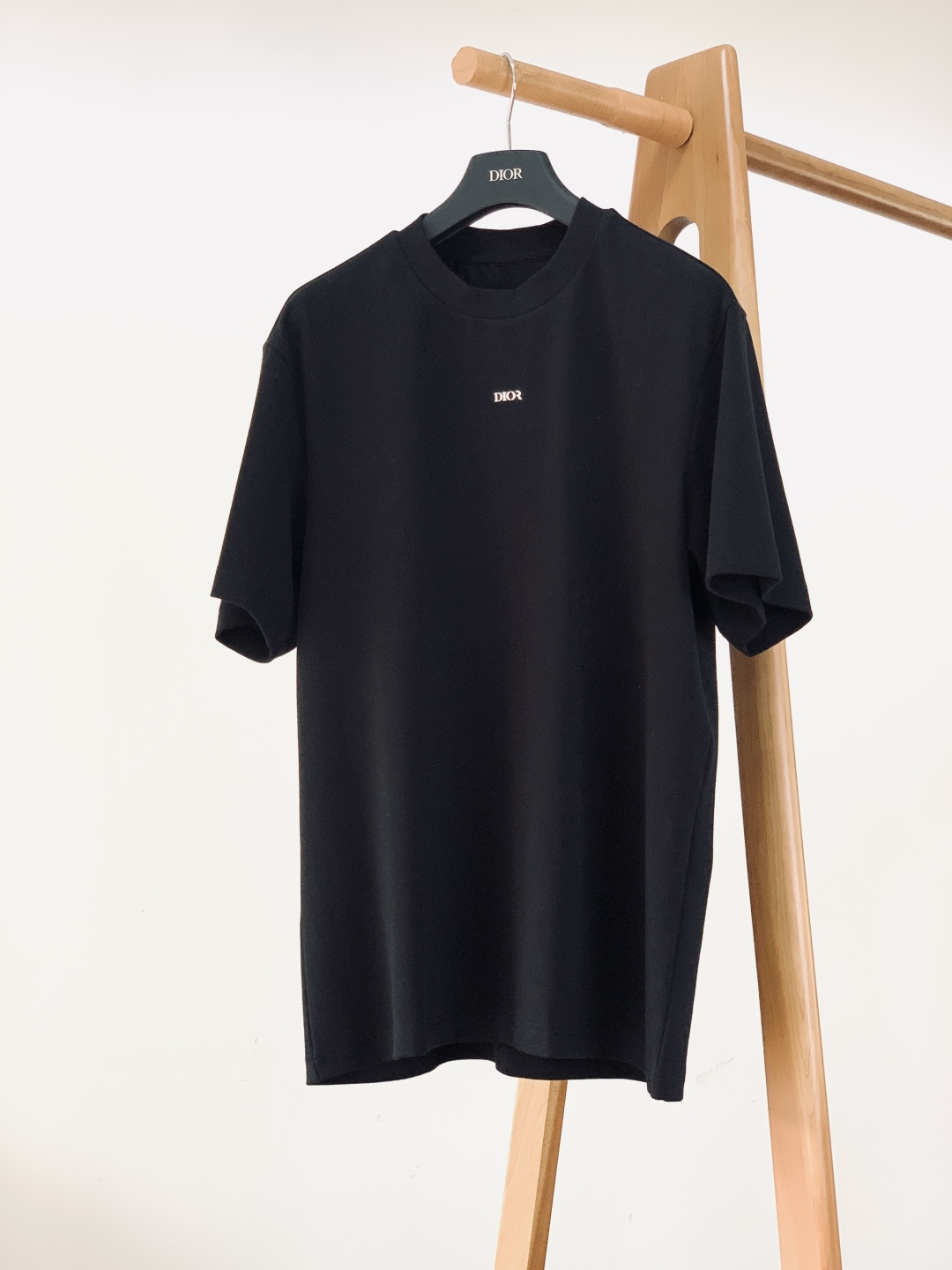 Dior Homme 迪奥·桀傲 2025FW秋冬新品 基础款短袖。经典黑白两色，圆领+极简版型，不挑身