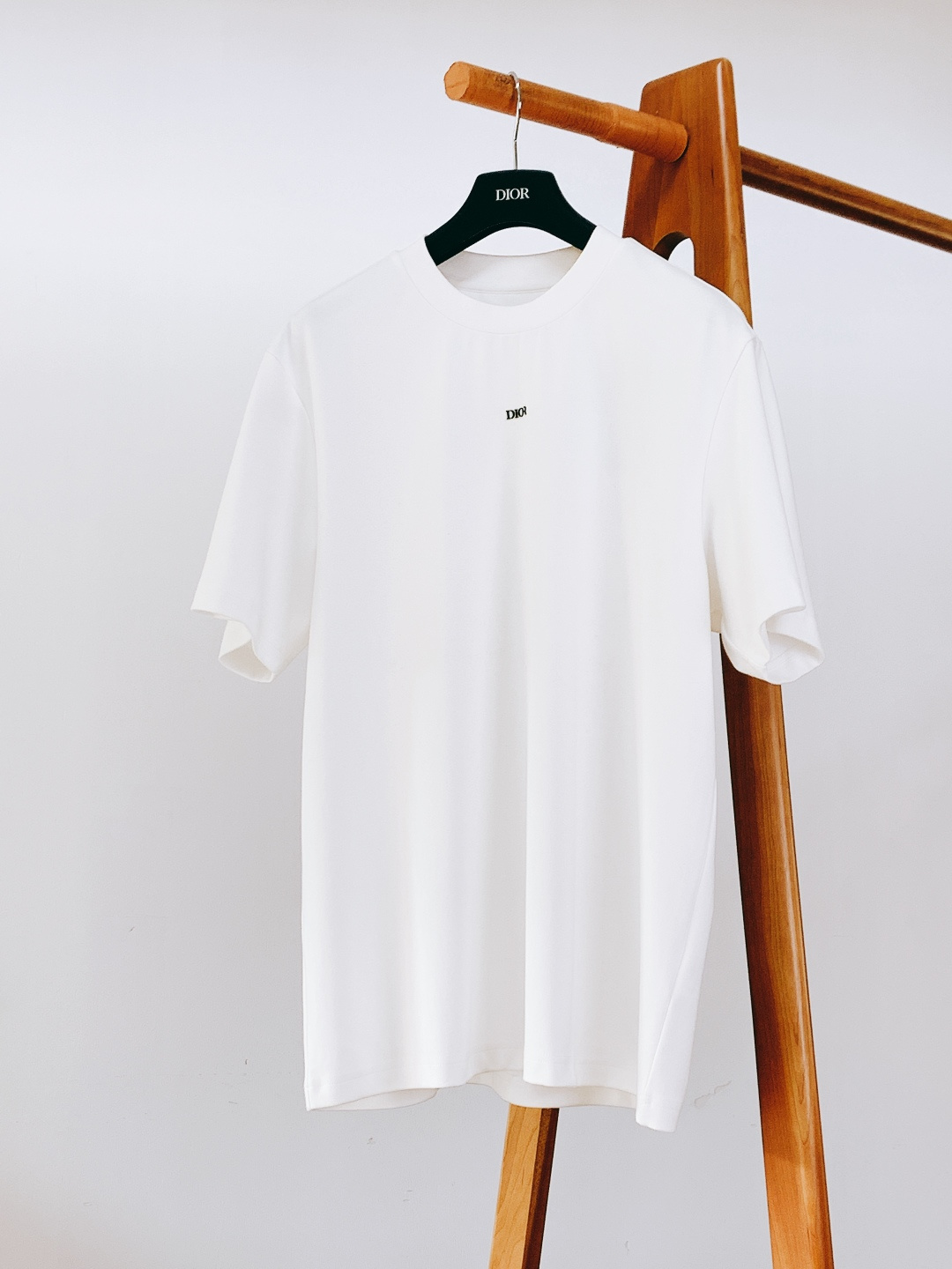 Dior Homme 迪奥·桀傲 2025FW秋冬新品 基础款短袖。经典黑白两色，圆领+极简版型，不挑身