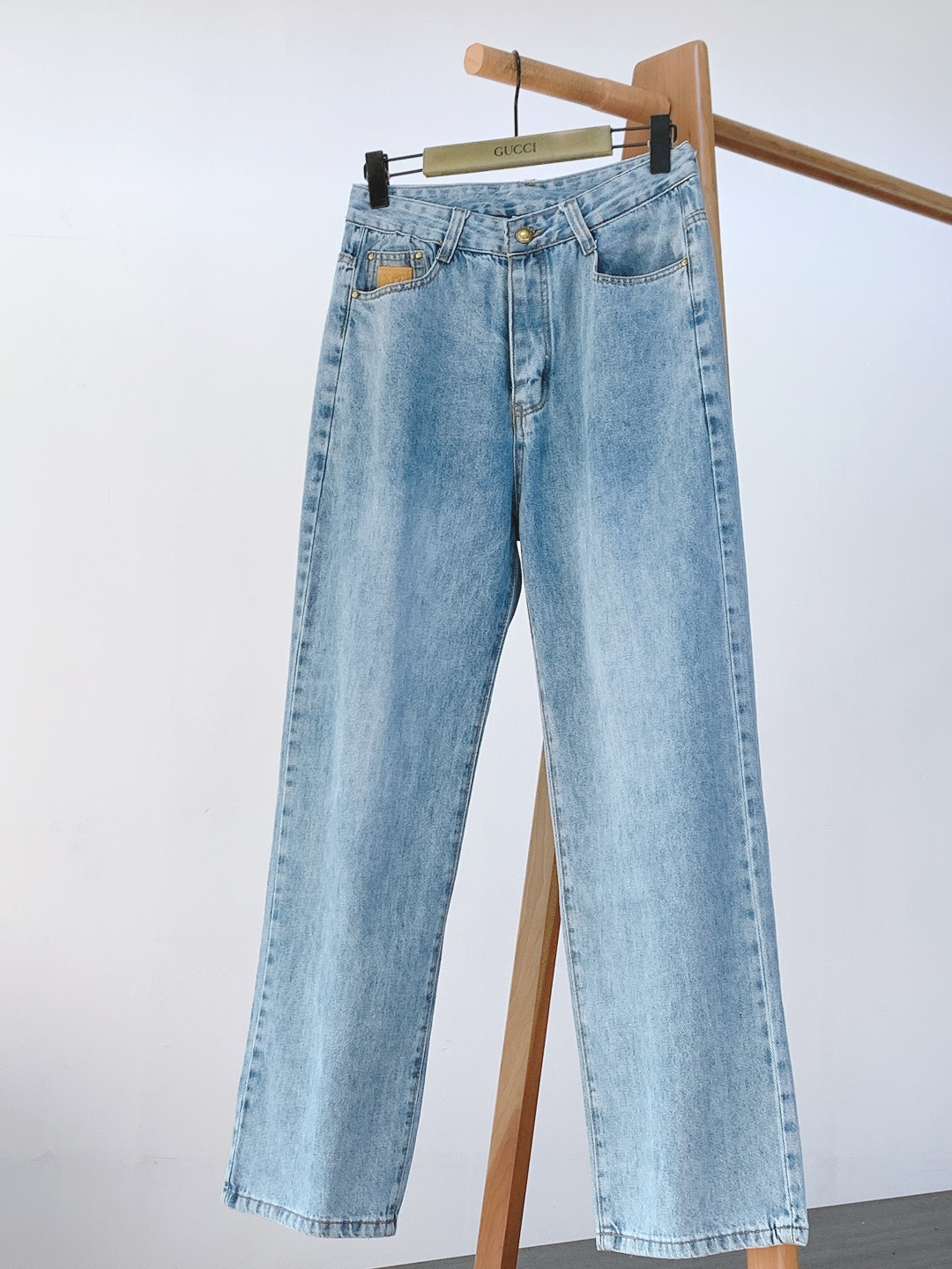 NO:691318,LouisVuitton Louis Vuitton light washed denim jeans. The light mist blue washed denim is like rubbing the summer evening breeze into the trousers. The brand logo letters are embroidered on the back pocket and the leather tag is embossed with plaid. Even the brand logo on the buttons hides 'unobtrusive elegance'. There are no fancy patterns, but the stitching is full of Parisian sophistication. It is casual enough to go out with a white T, and it is also a textured detail that is revealed when you turn around.  These jeans are 'luxury that can be worn every day' ……………………………………………………………… Size30.32.34.36.38,,louis vuitton,louis vuitton,jeans,19860909LouisVuitton 路易威登 浅洗单宁牛仔裤 浅雾蓝的洗水单宁,像把夏日晚风揉进了裤型里 后袋上的品牌标识字母线绣、皮牌的格纹压印 连纽扣上的品牌标识都藏着“不张扬的贵气” 没有花哨的图案,却在针脚里裹满巴黎的精致 是能配白T出街的随性,也是转身时露出来的质感细节 这条牛仔裤,是“日常也能穿的奢侈” …………………………………………………… Size30.32.34.36.38,,louis vuitton,louis vuitton,jeans,,Men's clothing