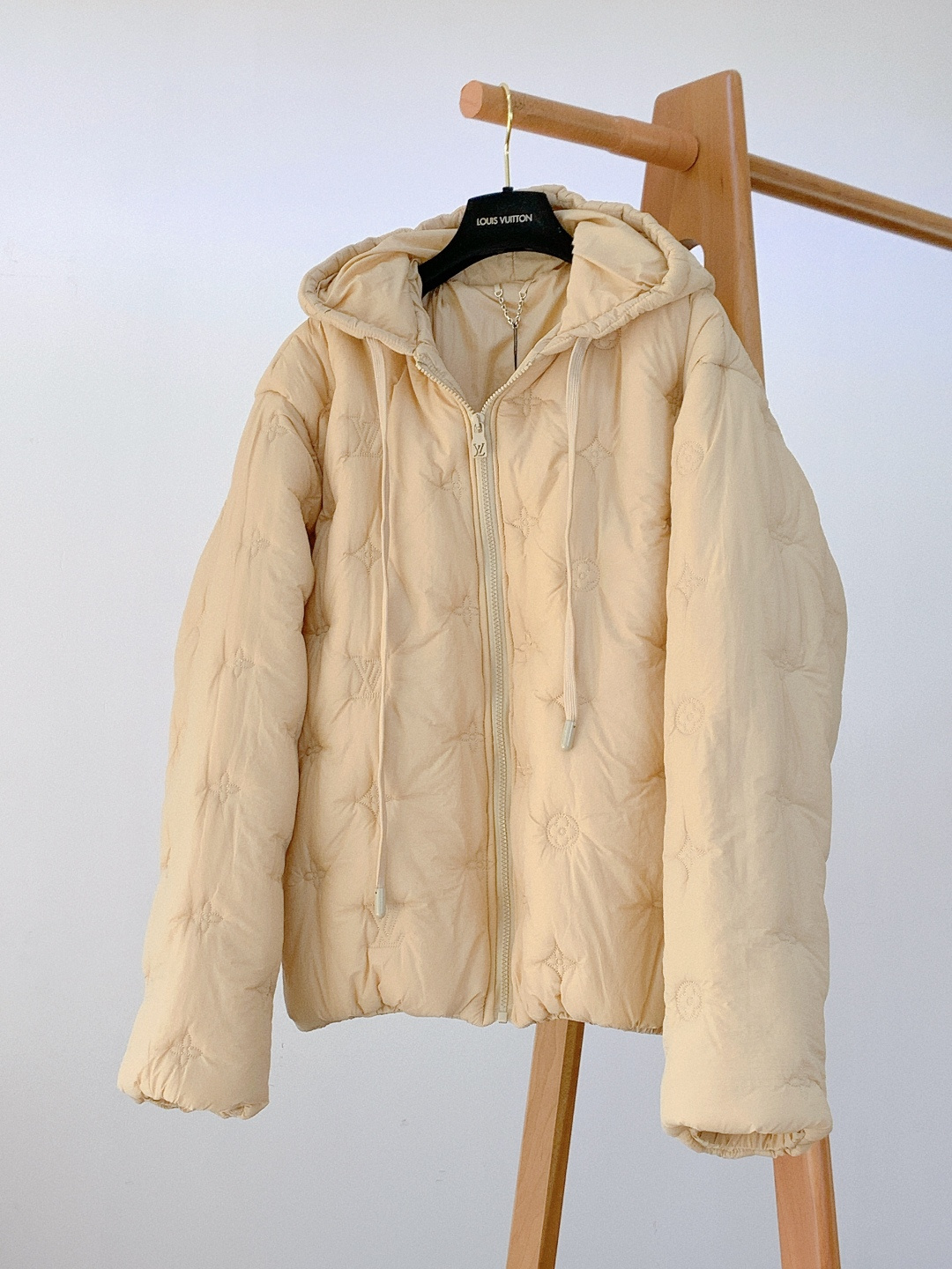 NO:691197,LouisVuitton's apricot quilted hooded cotton coat has a low-key sense of luxury in a pure background. The apricot fabric is woven with LV logo embroidery of the same color, and the delicate texture is revealed when the light flows - there is no ostentatious logo, but the delicacy of luxury products is hidden in every inch of the fabric, which is the code of texture that 'people who understand will naturally understand'.  The hooded version has a casual atmosphere, and the drawstring waist can control the body contour; the padding of the lightweight cotton jacket is not bulky, but can wrap up the coolness of late autumn, making it a 'warm but not bulky' daily necessity. The metal logo at the end of the drawstring and the brand embossing on the zipper pull hide the exquisiteness within easy reach; the same fabric lining + invisible pockets, both practical and textured, you will know what 'daily luxury' is like after wearing it once.  Size 46, length 68, bust 96, shoulder width 54, size 48, length 69, bust 104, shoulder width 55, size 50, length 70, bust 132, shoulder width 56, size 52, length 71, bust 140, shoulder width 57,19860909LouisVuitton 路易威登 杏色绗花连帽棉服纯底色里的低调奢感. 杏黄色面料上织满同色系LV标识绣花,光线流转时才会露出细腻纹理——没有张扬的logo,却把奢品的精致藏在每一寸布料里,是“懂的人自然懂”的质感暗号. 连帽版型自带随性氛围,抽绳收腰又能拿捏身形轮廓；轻量棉服的填充不臃肿,却能裹住深秋的凉意,是“保暖不笨重”的日常刚需款. 抽绳末端的金属标识、拉链头的品牌压纹,把精致藏在触手可及的地方； 同面料内衬+隐形口袋,实用与质感兼顾,穿一次就懂“奢品的日常”是什么样. 46码衣长68 胸围96 肩宽54 48码衣长69 胸围104 肩宽55 50码衣长70 胸围132 肩宽56 52码衣长71 胸围140 肩宽57 …………………………………………………… Size46-52,,louis vuitton,louis vuitton,louis vuitton,hats,,Men's clothing