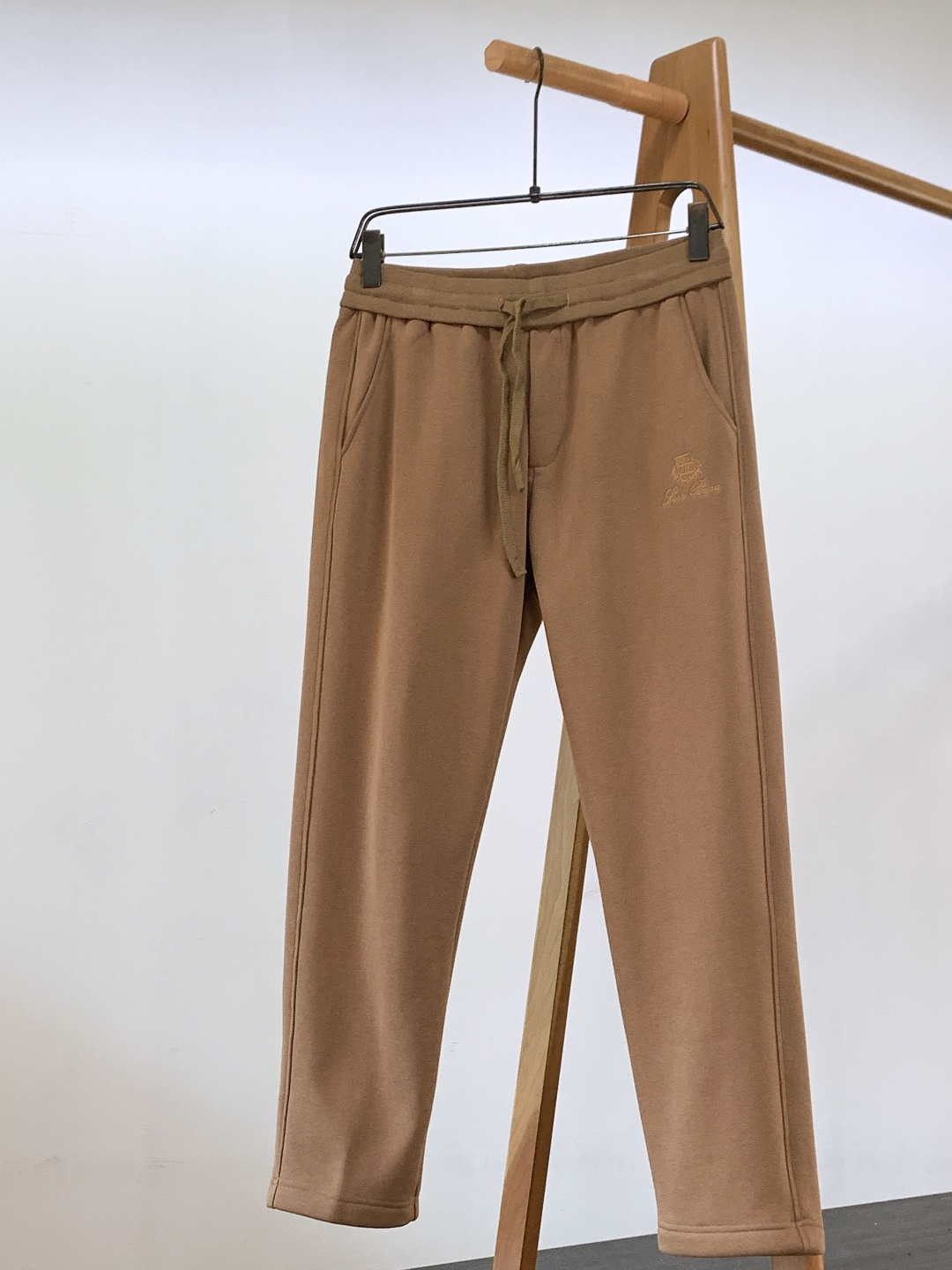 LoroPiana L.P FW秋冬新品暖绒休闲裤。内里是软乎乎的羊羔绒，贴肤像裹了团云☁️ 外层是细腻