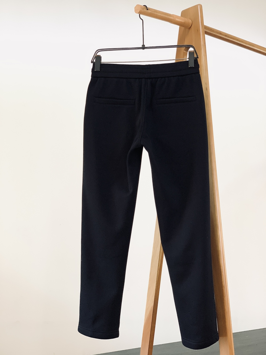 LoroPiana L.P FW秋冬新品暖绒休闲裤。内里是软乎乎的羊羔绒，贴肤像裹了团云☁️ 外层是细腻