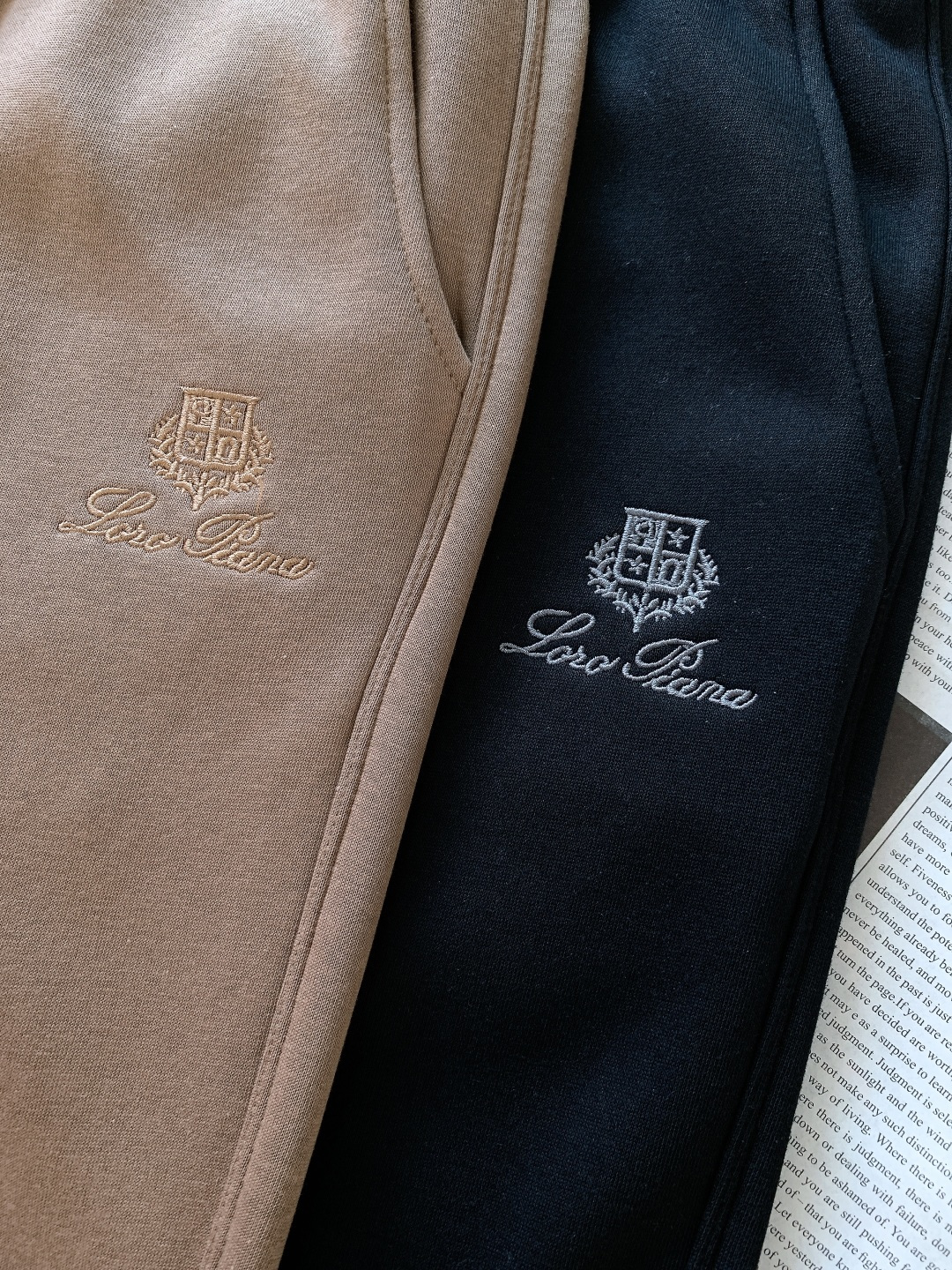 LoroPiana L.P FW秋冬新品暖绒休闲裤。内里是软乎乎的羊羔绒，贴肤像裹了团云☁️ 外层是细腻