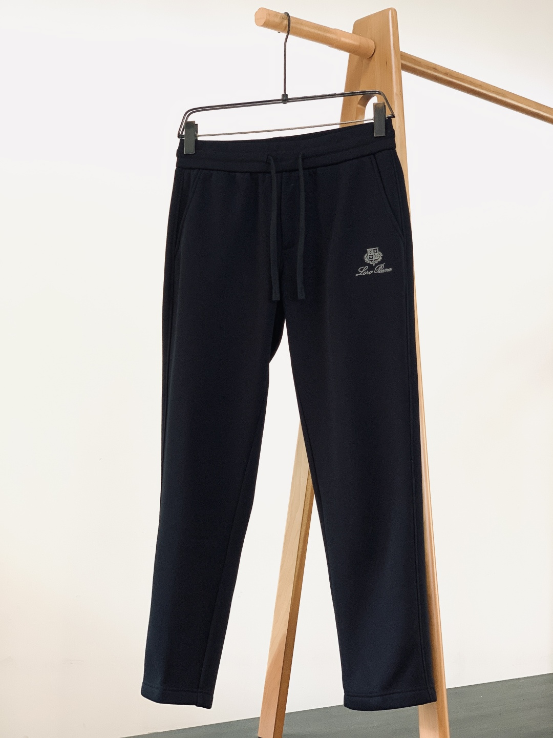 LoroPiana L.P FW秋冬新品暖绒休闲裤。内里是软乎乎的羊羔绒，贴肤像裹了团云☁️ 外层是细腻