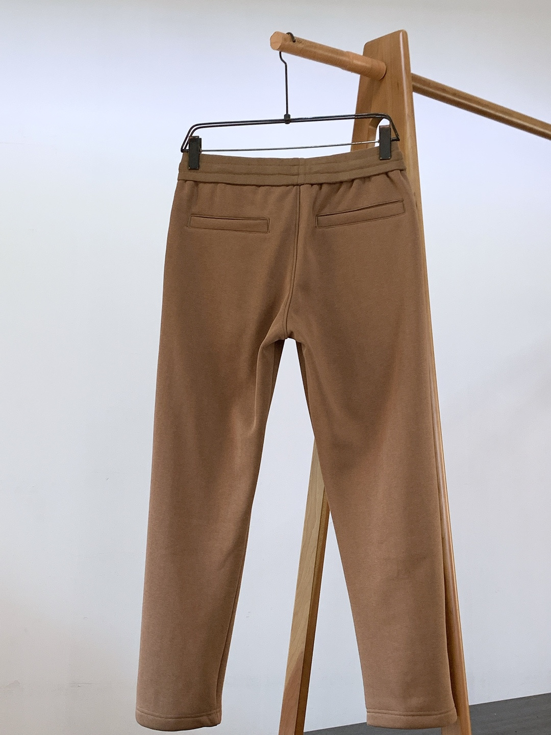 LoroPiana L.P FW秋冬新品暖绒休闲裤。内里是软乎乎的羊羔绒，贴肤像裹了团云☁️ 外层是细腻