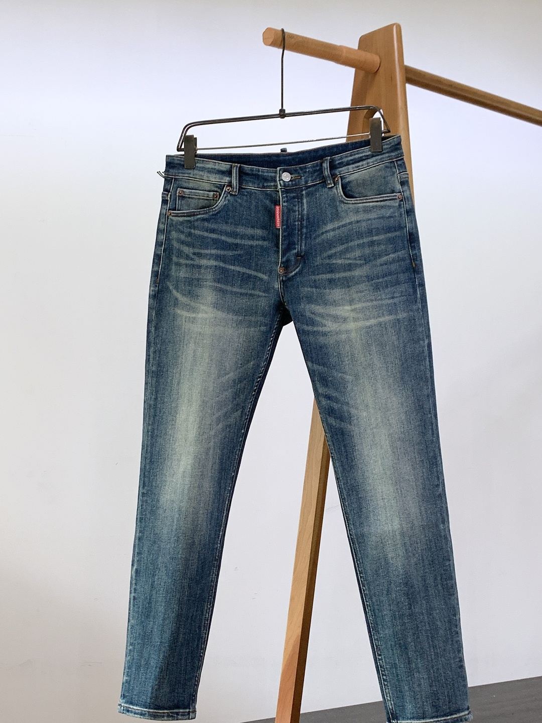 NO:691320,DSQUARED2 2025FW new autumn and winter products, fashionable casual jeans, I love this pair, double the elasticity of the jeans... D's heavy-duty jeans...the denim is handmade and distressed.. Two unique colors and design styles, top-notch workmanship and awesome details. …………………………………………………… Size29-38,, dior, jeans,19860909DSQUARED2 D二次方 2025FW秋冬新品 时尚休闲牛仔裤,独爱这一条,弹力加倍的牛仔裤…… D家重磅牛仔裤…..牛仔纯手工做旧.. 两款独特的颜色和设计风格,顶尖的做还有牛逼的细节加持. …………………………………………………… Size29-38,,dior,jeans,,Men's clothing