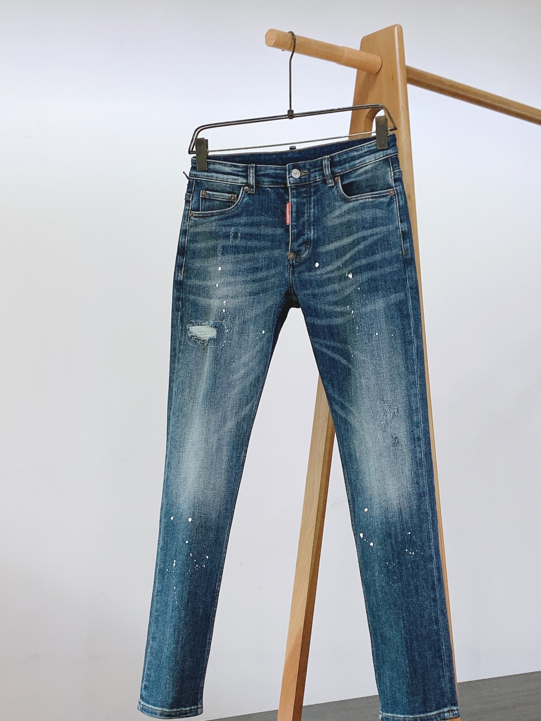 NO:691322,DSQUARED2 D Square 2025FW new autumn and winter heavy casual jeans, I love this pair, the jeans with double elasticity...D heavy jeans...denim is handmade and distressed...two unique colors and design styles, top-notch workmanship and awesome details. ……………………………………………… Size29-38,, dior,jeans,19860909DSQUARED2 D二次方 2025FW秋冬新品 重工休闲牛仔裤,独爱这一条,弹力加倍的牛仔裤…… D家重磅牛仔裤…..牛仔纯手工做旧.. 两款独特的颜色和设计风格,顶尖的做还有牛逼的细节加持. …………………………………………………… Size29-38,,dior,jeans,,Men's clothing