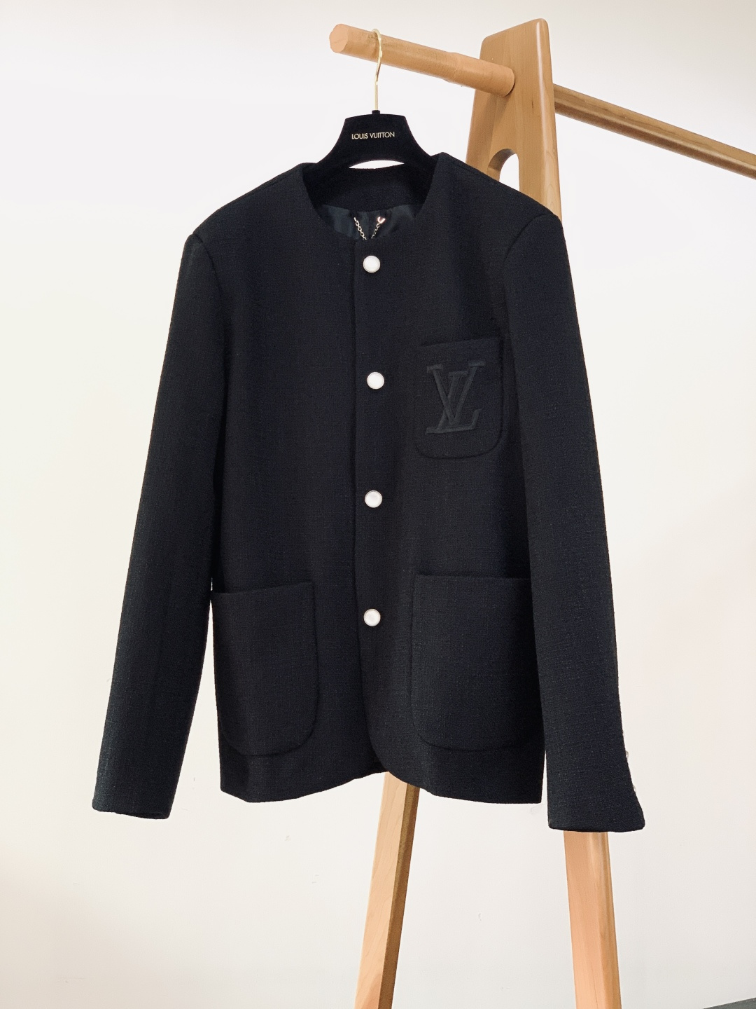 NO:692450,LouisVuitton Louis Vuitton pocket embroidered suit  The fabric is made of wool blended material, custom-dyed with contrasting color effects, counter-pocket design, the threshold is opened and closed with a new turquoise buckle, the pearl surface lettering is clear and delicate, hand-made, the cuffs are decorated with antique gold snap buttons, and the genuine leather hook is matched with an antique copper chain  , a full set of molded custom hardware accessories, complete with three standard accessories. The collarless curved hem denim version is a unique and fashionable design. The collarless uses buttons as a closure method, and the curved hem makes the whole piece more visually dynamic and streamlined.  Size 46, length 70, bust 112, shoulder width 44.4, size 48, length 72, bust 116, shoulder width 46, size 50, length 74, size 50, bust 120, shoulder width 47.6... ……………………………………………… Size46-52,,louis vuitton,louis vuitton,19860909LouisVuitton 路易威登 口袋刺绣西服 面料采用羊毛混纺材料,定染对色效果,对位贴袋设计,门槛采用新款松石扣做开合,珍珠面刻字清晰细腻、手工定做,袖口搭配古金四合扣点缀,真皮吊钩搭配古铜链条,全套开模定制五金配件,三标辅料配备齐全.无领弧形下摆牛仔版型是一种独特且时尚的设计,无领采用纽扣作为闭合方式,弧形下摆使得整件在视觉上更具动感和流线感 46码衣长70 胸围112 肩宽44.4 48码衣长72 胸围116 肩宽46 50码衣长74 胸围120 肩宽47.6… …………………………………………………… Size46-52,,louis vuitton,louis vuitton,,Men's clothing