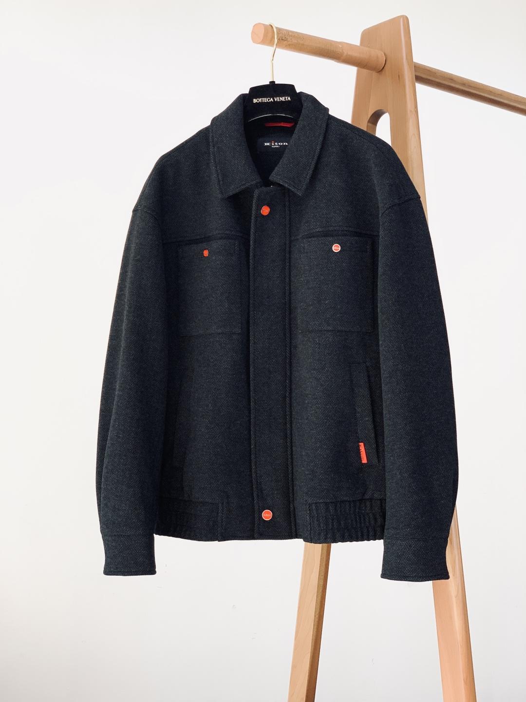 NO:728641,Support the post-year Kiton woolen casual jacket, which sews 'the most luxurious texture' into every detail. The hardware decoration is provided by the customer. The buttons, zipper pullers, and pocket side labels are all the same color red background + brand letter logo engraved. There is no big logo but the brand is recognizable everywhere. It is a 'hidden luxury secret' that can only be found in high luxury.  The herringbone wool has a fine texture and a soft and waxy feel. It does not have a stiff workwear feel, but a 'soft luxury texture' with its own drape, and it will not be tied when worn close to the body. The pockets are three-dimensional patch pockets + invisible stitching, the cuffs/hem are edged with fine pleats of the same fabric, and even the lining is made of soft off-white satin, which is not 'make do' from the outside to the inside.  The upper body is not ostentatious but can stand out in a second in business/leisure situations. It is a high-quality style that 'you can win with no effort'. ……………………………………………… Size48-56,,jackets & coats,19860909支持年后 Kiton 奇顿 毛呢休闲夹克 把“顶奢质感”缝进每处细节里. 客供五金装饰,纽扣、拉链头、口袋侧标全是同色红底+品牌字母标识刻印,没有大logo却处处是品牌辨识度,是高奢才有的“隐奢小心机”. 人字纹毛呢的纹理细密且有柔糯手感,不是硬挺的工装感,而是自带垂坠的“软奢质感”,贴身穿也不会扎. 口袋是立体贴袋+隐形缝线,袖口/下摆的收边用了同面料的细密褶皱,连内衬都选了柔和的米白色缎面,从外到内都没“将就”. 上身不张扬却能在商务/休闲场合里一秒出彩,是“不用费力搭就能赢”的质感款. …………………………………………………… Size48-56,,jackets & coats,,Men's clothing