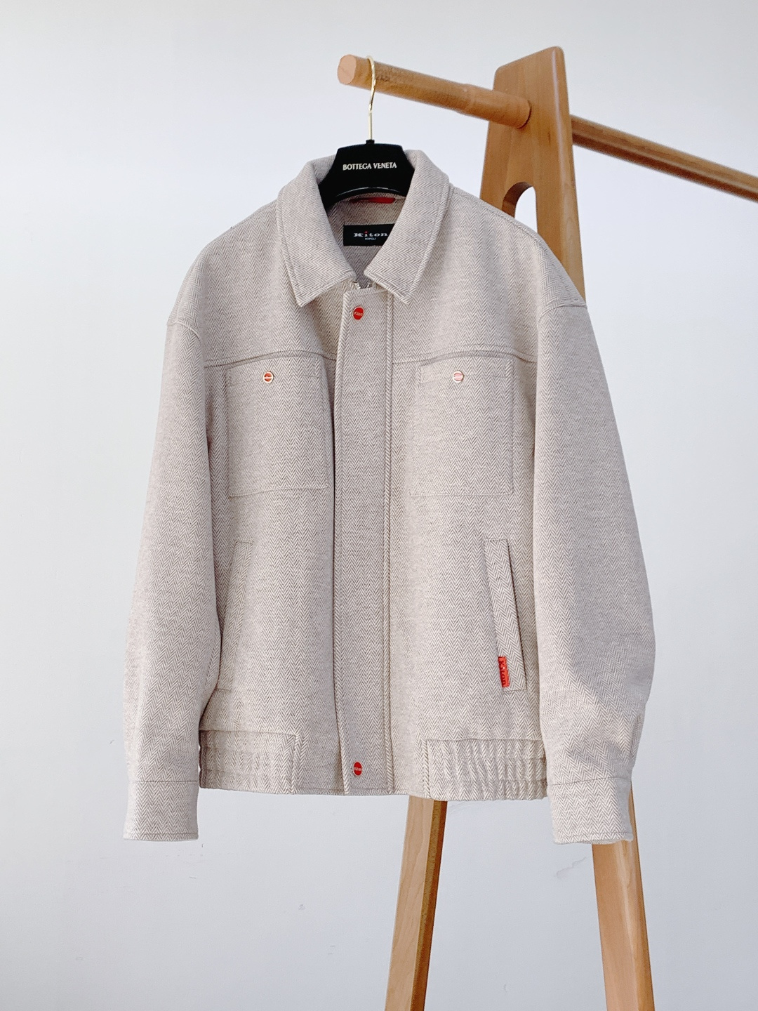 NO:728637,Kiton woolen casual jackets are supported after the New Year. Hardware decoration is provided for customers. The buttons, zipper pullers, and pocket side labels are all red with the same color + brand letter logo engraved. There is no big logo but the brand is recognizable everywhere. It is a 'hidden luxury secret' that can only be found in high luxury. The herringbone wool has a fine texture and a soft and waxy feel. It is not a stiff workwear feel, but a 'soft luxury texture' with its own drape, and it will not get stuck when worn close to the body.  The pockets are three-dimensional patch pockets + invisible stitching, the cuffs/hems are hemmed with fine pleats of the same fabric, and even the lining is made of soft off-white satin, which is not 'make do' from the outside to the inside. The upper body is unassuming but can stand out in a second in business/leisure situations. It is a textured style that 'wins without effort'. ……………………………………………… Size48-56,,jackets & coats,19860909支持年后 Kiton 奇顿 毛呢休闲夹克 客供五金装饰,纽扣、拉链头、口袋侧标全是同色红底+品牌字母标识刻印,没有大logo却处处是品牌辨识度,是高奢才有的“隐奢小心机”. 人字纹毛呢的纹理细密且有柔糯手感,不是硬挺的工装感,而是自带垂坠的“软奢质感”,贴身穿也不会扎. 口袋是立体贴袋+隐形缝线,袖口/下摆的收边用了同面料的细密褶皱,连内衬都选了柔和的米白色缎面,从外到内都没“将就”. 上身不张扬却能在商务/休闲场合里一秒出彩,是“不用费力搭就能赢”的质感款. …………………………………………………… Size48-56,,jackets & coats,,Men's clothing