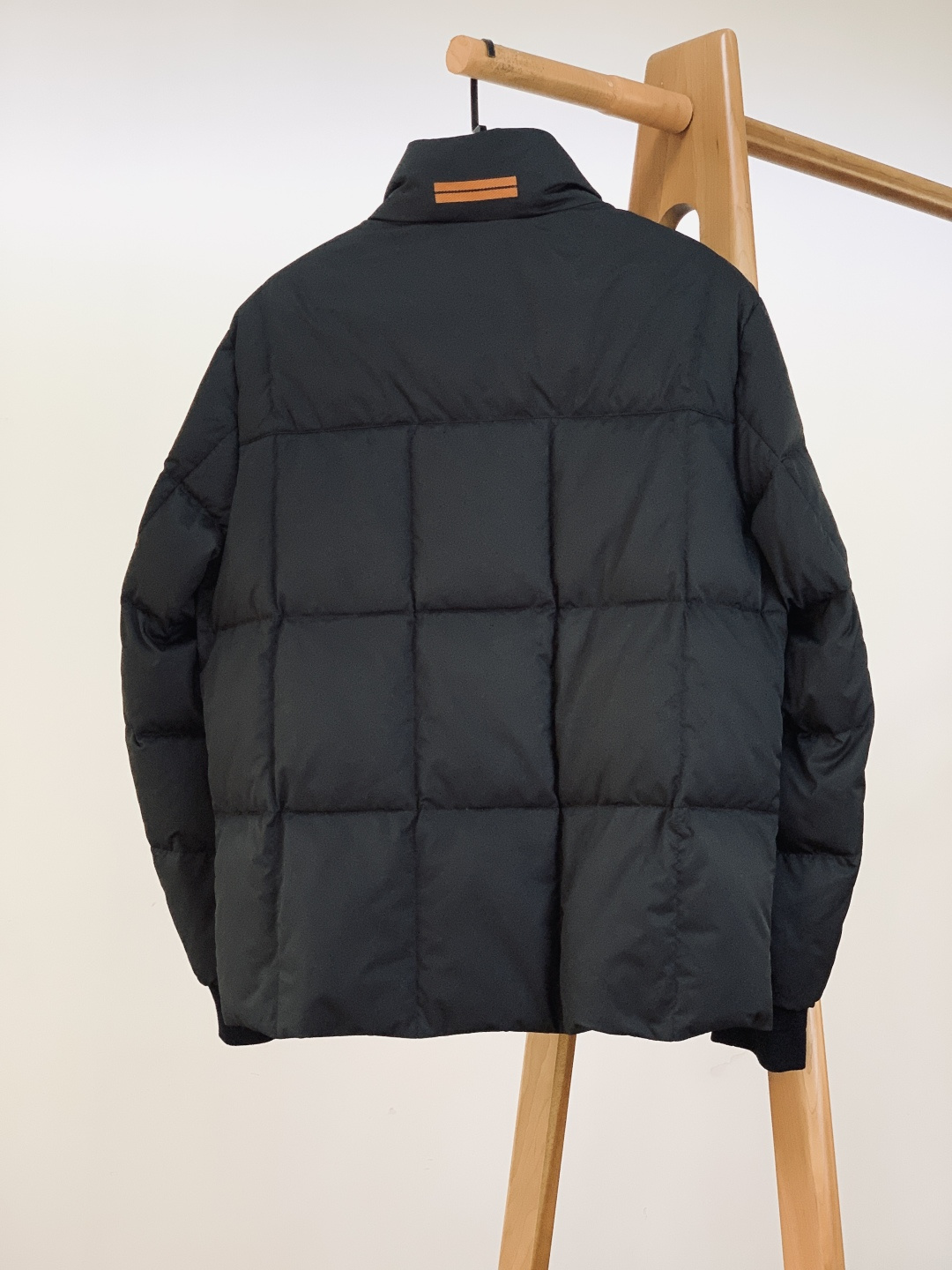 Ermenegildo Zegna 杰尼亚 2025FW秋冬新品 立领羽绒服夹克。利落挺括的立领+隐藏式