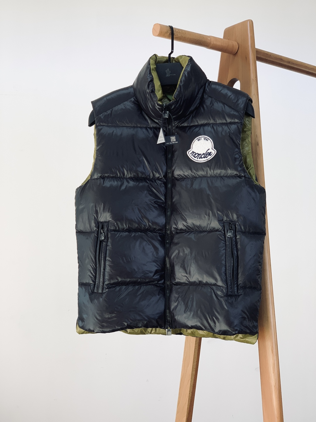 Moncler 蒙口 2025FW秋冬新品LiPsi羽绒马甲。采用轻盈防风尼龙面料，质感顺滑且抗皱易打理