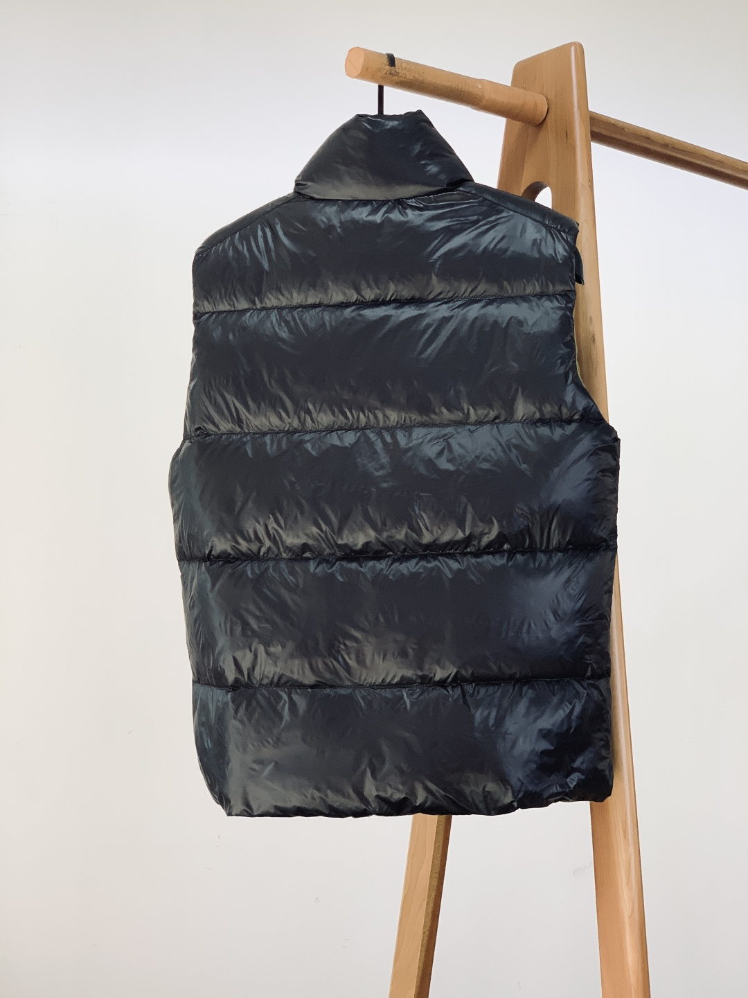 Moncler 蒙口 2025FW秋冬新品LiPsi羽绒马甲。采用轻盈防风尼龙面料，质感顺滑且抗皱易打理