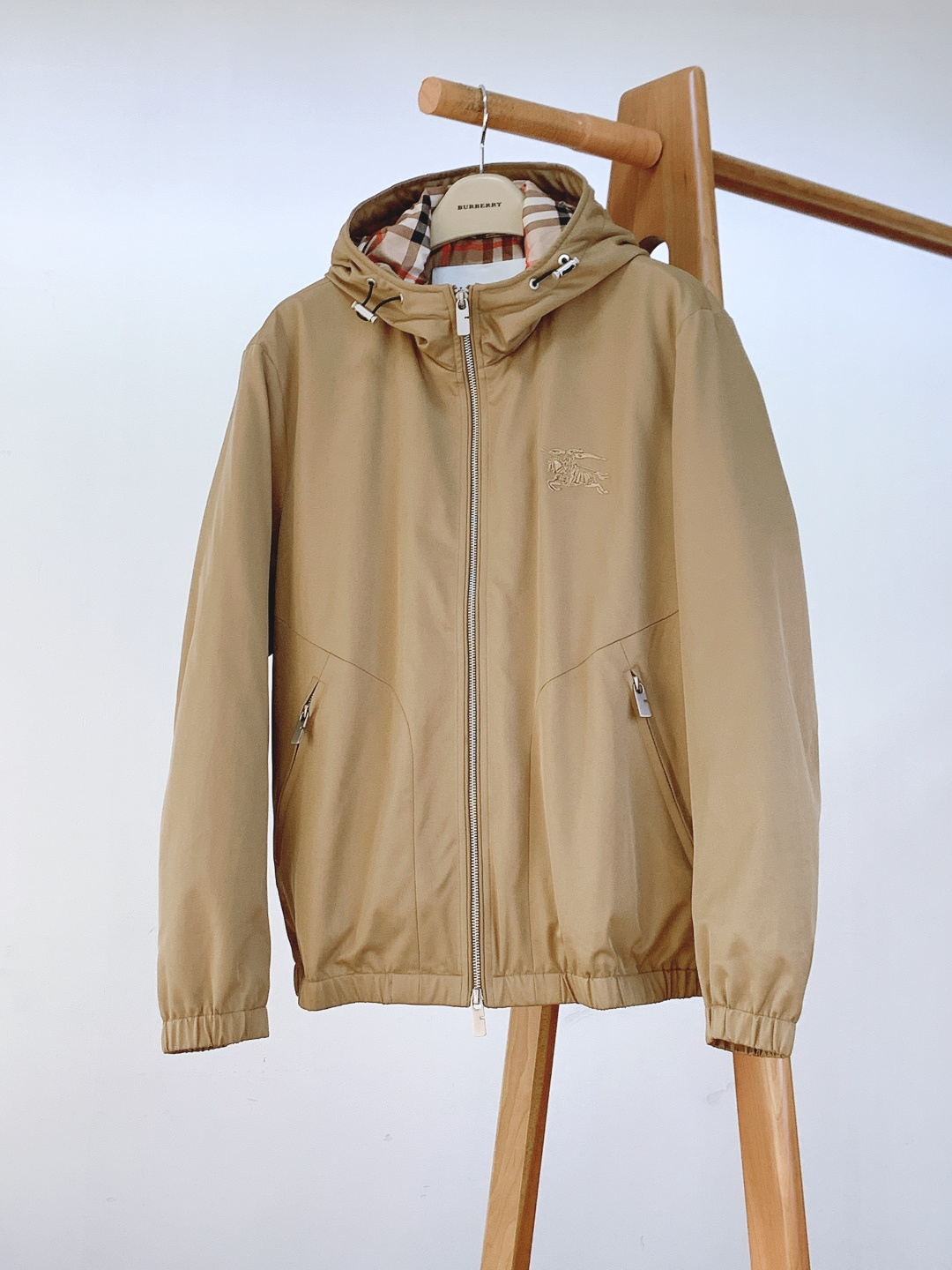 Burberry 巴宝莉 2025FW秋冬新品 连帽夹克羽绒服一、核心设计：经典与实用的平衡• 双色调选