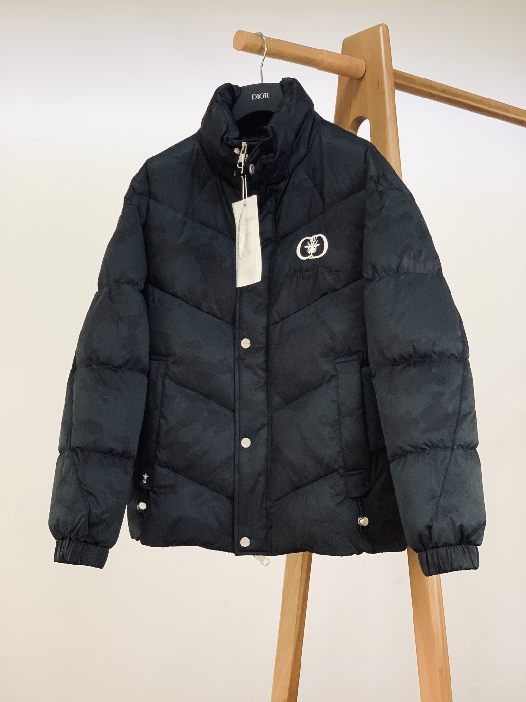 Dior Homme 迪奥·桀傲 2025FW秋冬新品暗纹立领羽绒服。整体采用黑色迷彩暗纹材质，自带低调