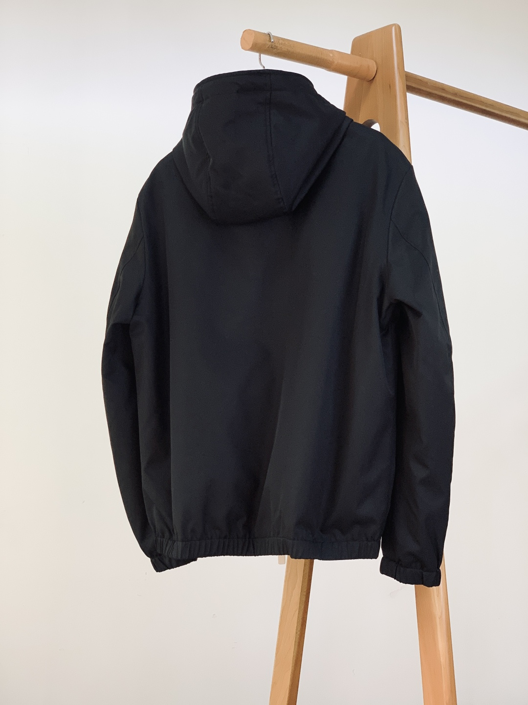 Burberry 巴宝莉 2025FW秋冬新品 连帽夹克羽绒服一、核心设计：经典与实用的平衡• 双色调选