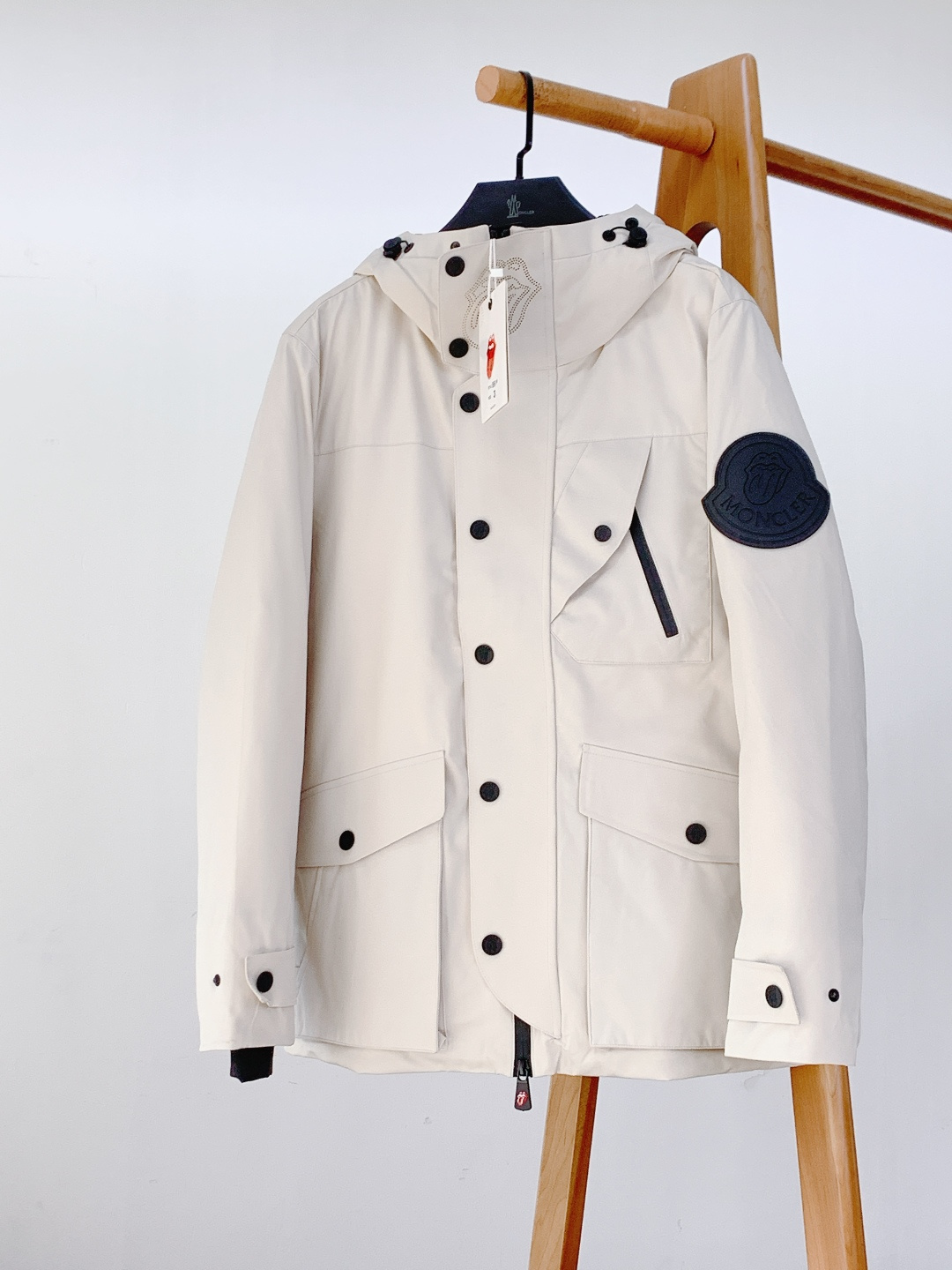 Moncler 蒙口 ✖️ 滚石乐队联名款连帽羽绒服把“摇滚符号”焊在保暖衣身上的潮酷硬货——这件联名款