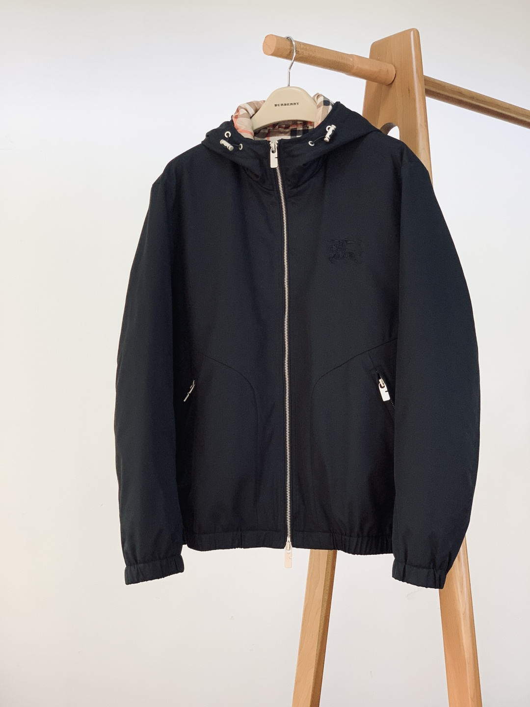 Burberry 巴宝莉 2025FW秋冬新品 连帽夹克羽绒服一、核心设计：经典与实用的平衡• 双色调选