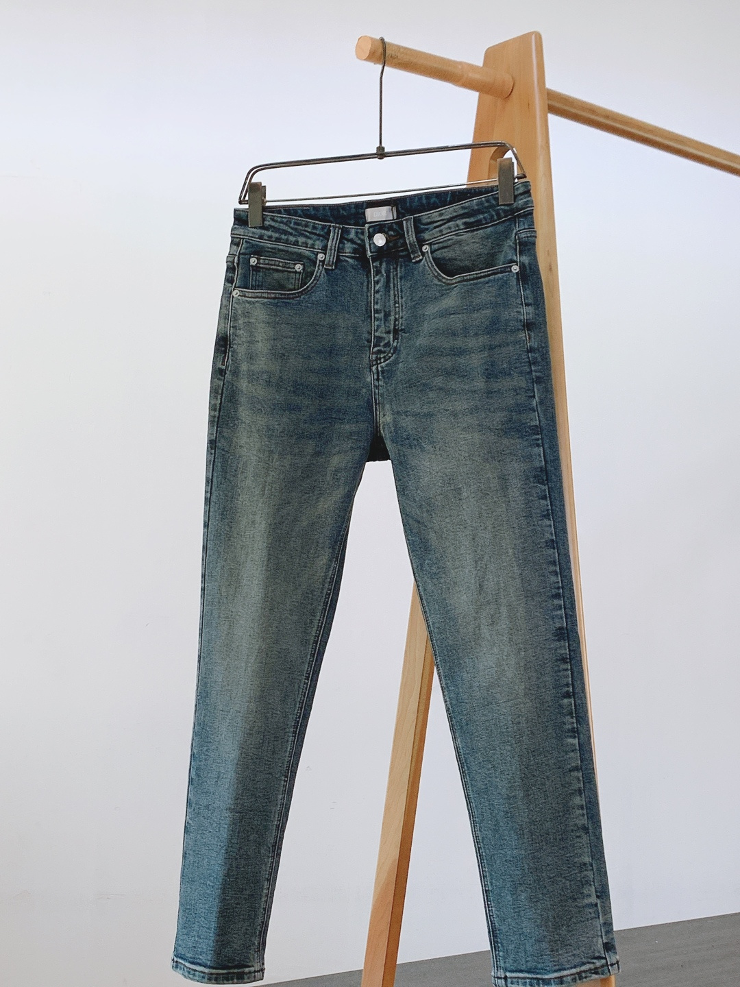 Dior Homme 迪奥·桀傲 2025FW秋冬新品 高级时装感 进口牛仔面料 , 洗水牛仔裤。面料很