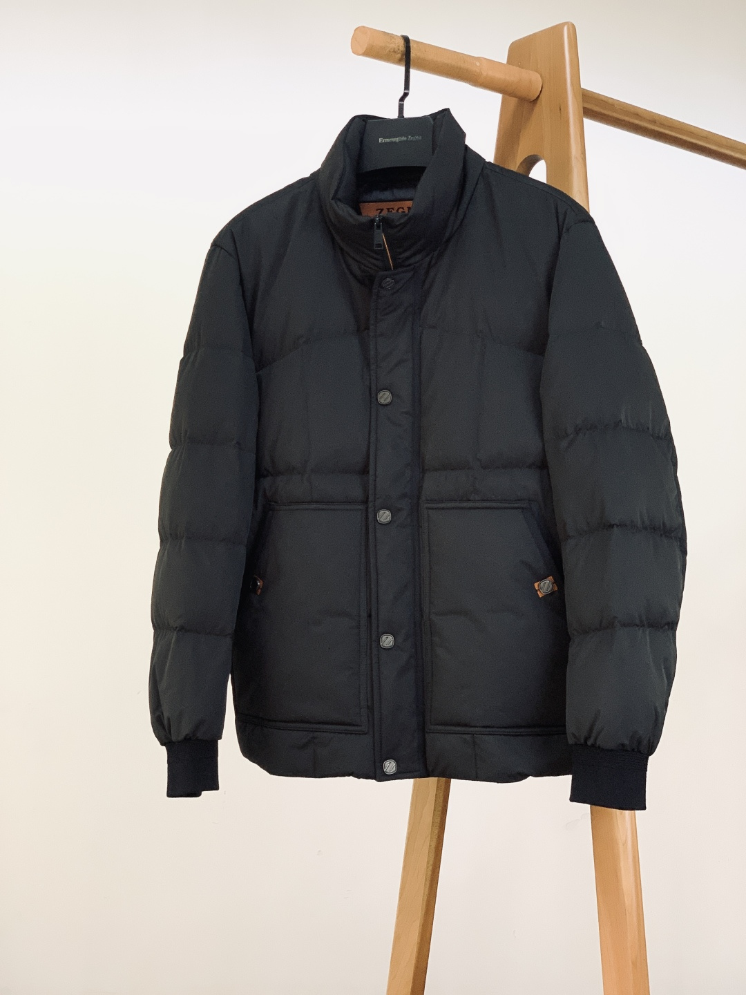 Ermenegildo Zegna 杰尼亚 2025FW秋冬新品 立领羽绒服夹克。利落挺括的立领+隐藏式