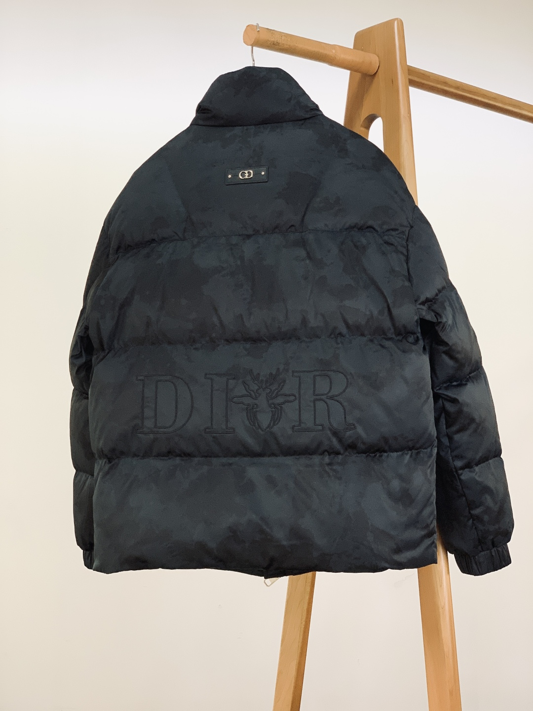 Dior Homme 迪奥·桀傲 2025FW秋冬新品暗纹立领羽绒服。整体采用黑色迷彩暗纹材质，自带低调