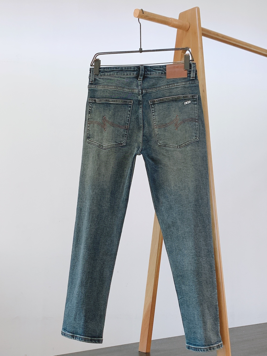 Dior Homme 迪奥·桀傲 2025FW秋冬新品 高级时装感 进口牛仔面料 , 洗水牛仔裤。面料很