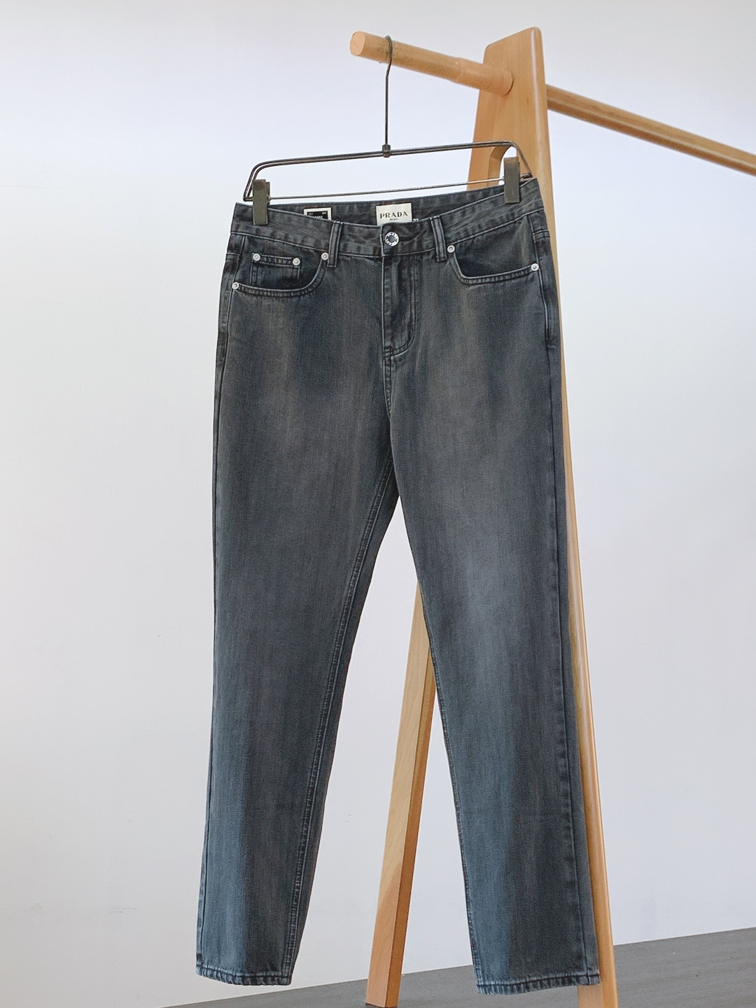 Prada 普拉达 2025FW秋冬新品灰调质感牛仔裤👖当经典丹宁撞上极简审美水洗灰调揉出恰到好处的做旧