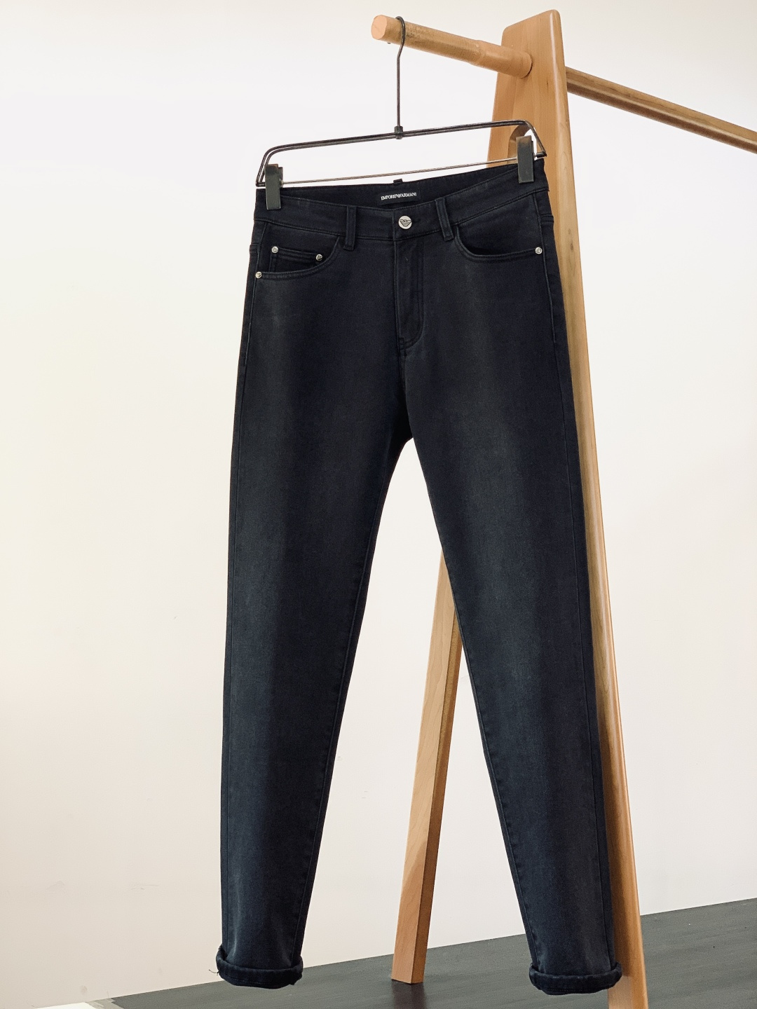 Armani 阿玛尼 2025FW秋冬新品 高级时装感 进口牛仔面料 , 洗水牛仔裤。面料很特殊，超细精