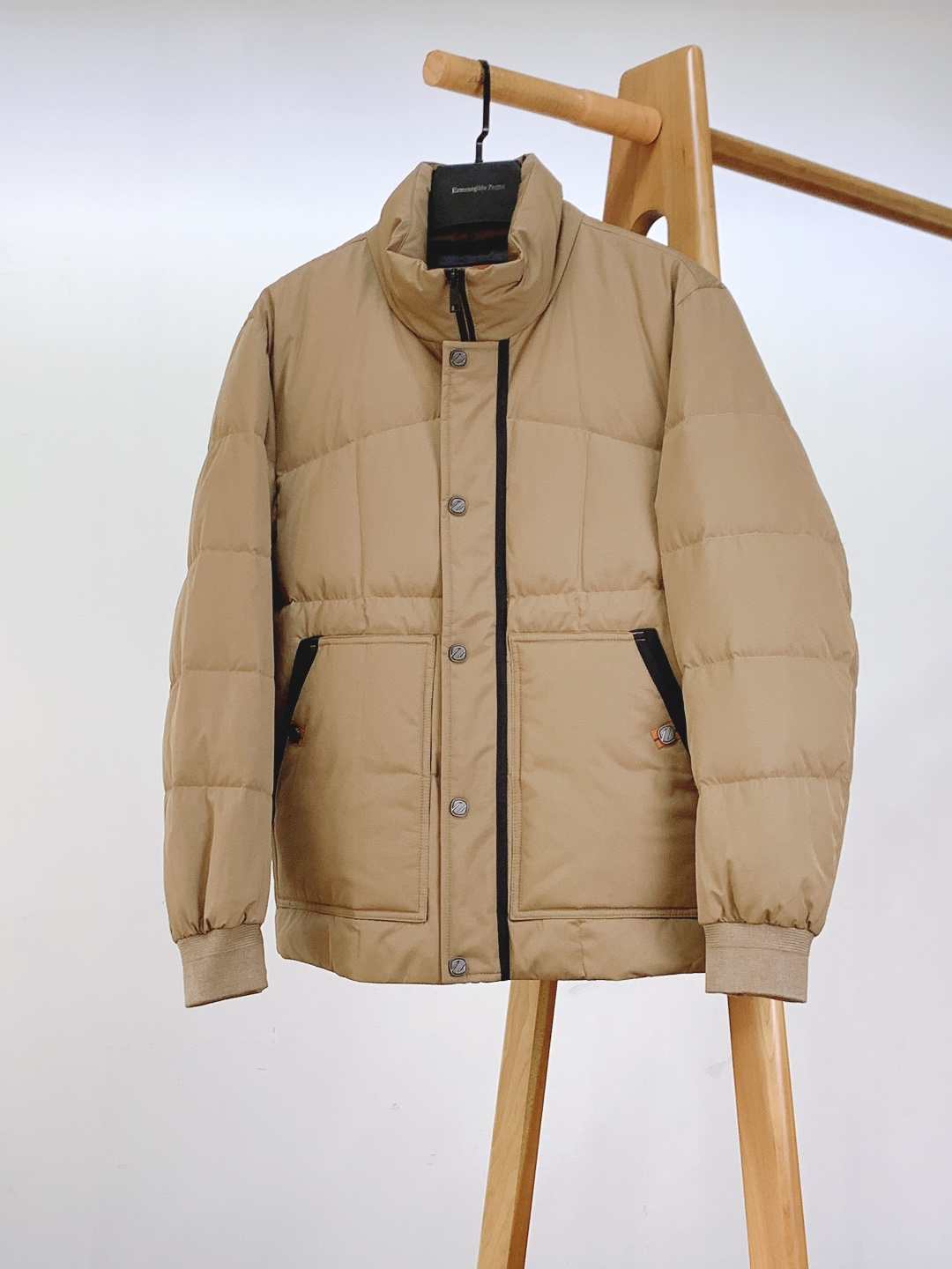 Ermenegildo Zegna 杰尼亚 2025FW秋冬新品 立领羽绒服夹克。利落挺括的立领+隐藏式