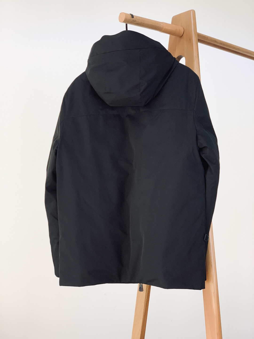 Moncler 蒙口 ✖️ 滚石乐队联名款连帽羽绒服把“摇滚符号”焊在保暖衣身上的潮酷硬货——这件联名款