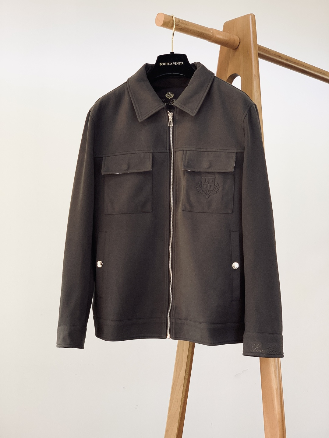 LoroPiana L.P FW秋冬新品lP🆕质感夹克，把“低调奢华”穿在身上。• 面料触感：82%棉+