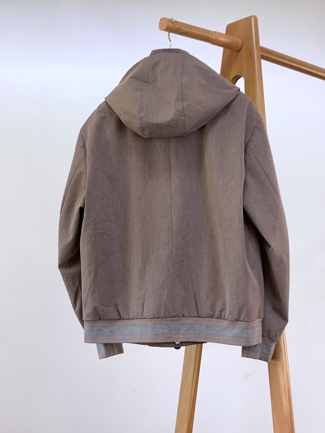 Kiton 奇顿 2025FW秋冬新品 可拆卸连帽外套。连帽内侧采用灰色针织面料，与外层棕调肌理面料形成