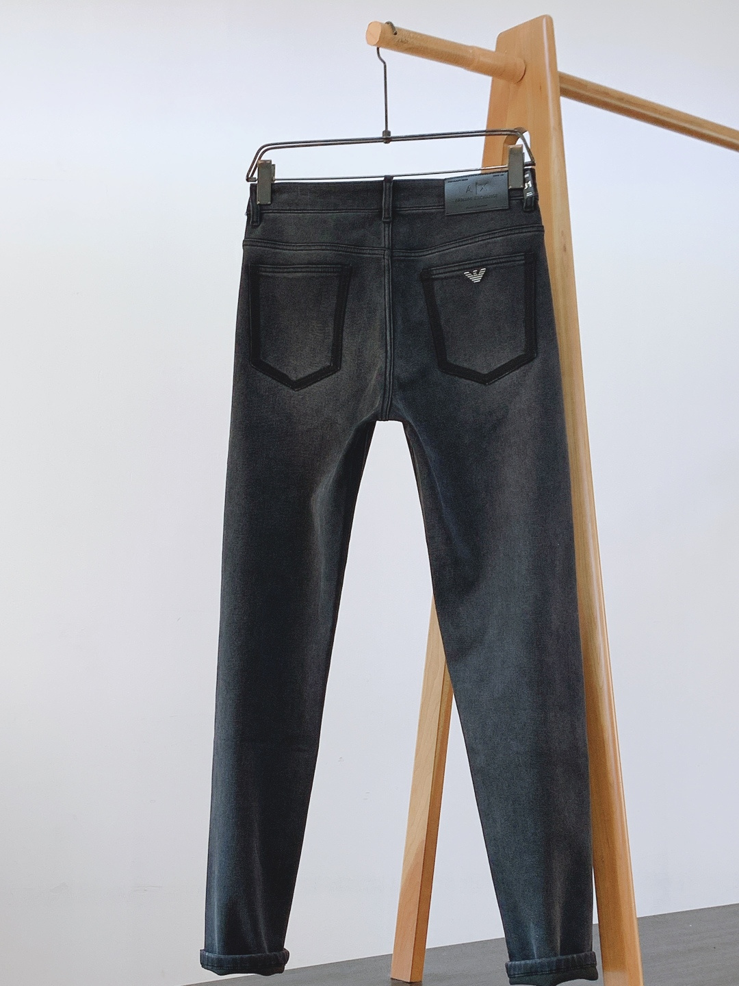 Armani 阿玛尼 2025FW秋冬新品 高级时装感 进口牛仔面料 , 洗水牛仔裤。面料很特殊，超细精