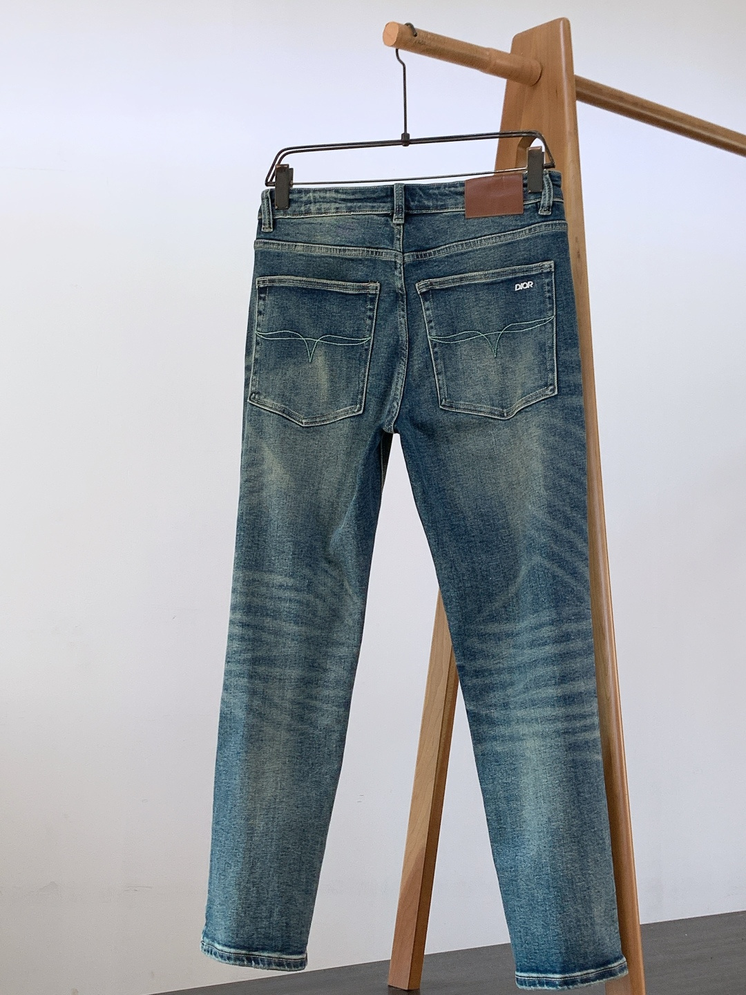 Dior Homme 迪奥·桀傲 2025FW秋冬新品 高级时装感 进口牛仔面料 , 洗水牛仔裤。面料很