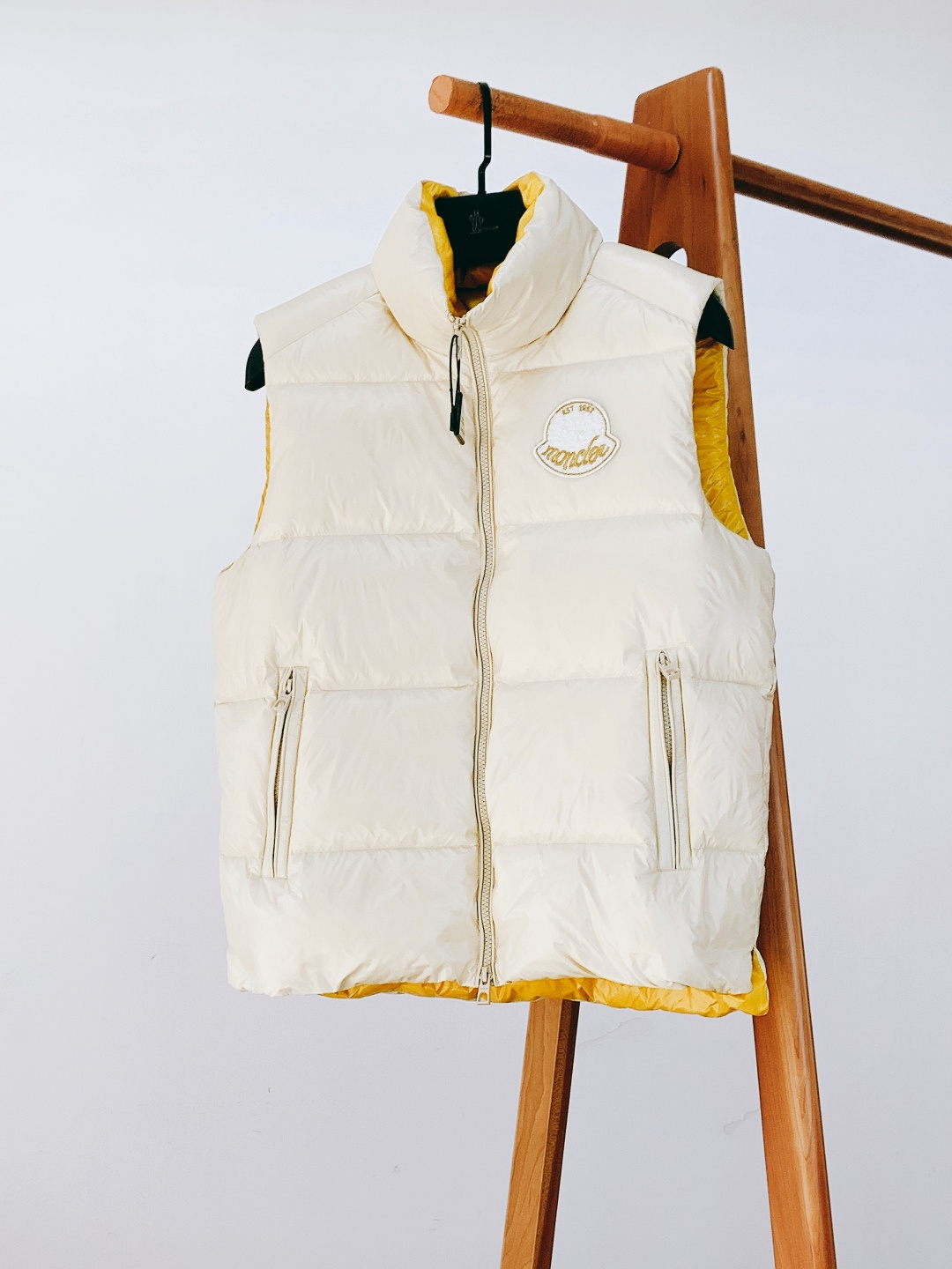 Moncler 蒙口 2025FW秋冬新品LiPsi羽绒马甲。采用轻盈防风尼龙面料，质感顺滑且抗皱易打理