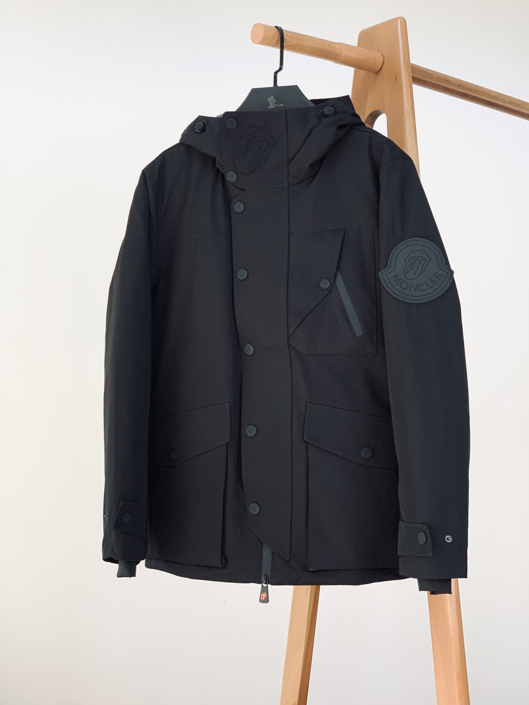 Moncler 蒙口 ✖️ 滚石乐队联名款连帽羽绒服把“摇滚符号”焊在保暖衣身上的潮酷硬货——这件联名款