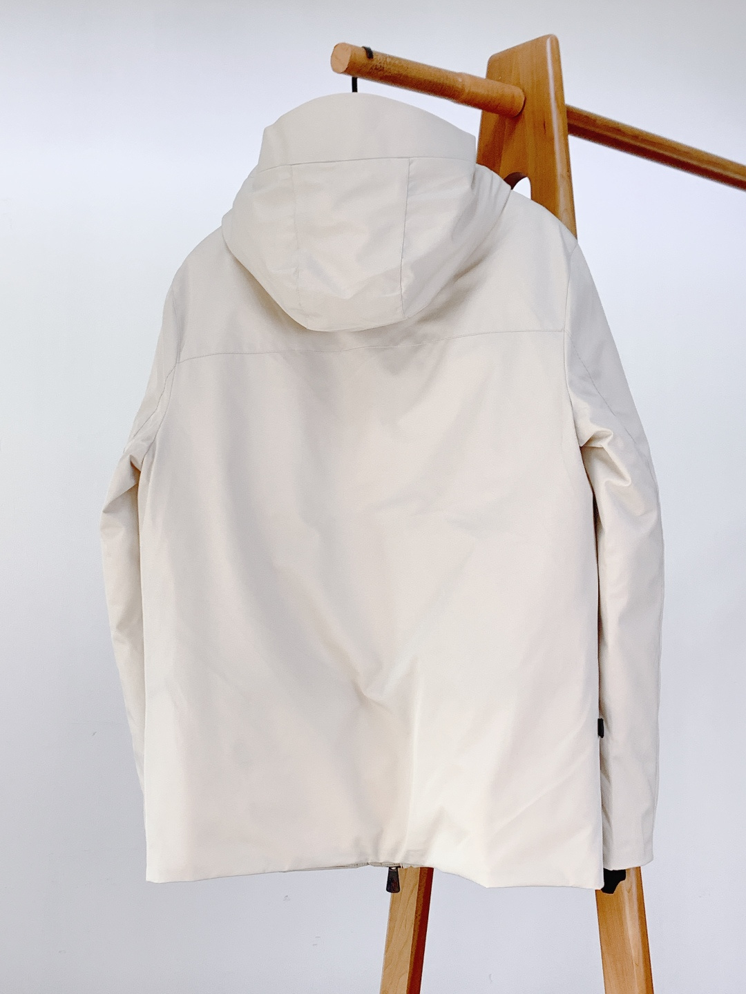 Moncler 蒙口 ✖️ 滚石乐队联名款连帽羽绒服把“摇滚符号”焊在保暖衣身上的潮酷硬货——这件联名款