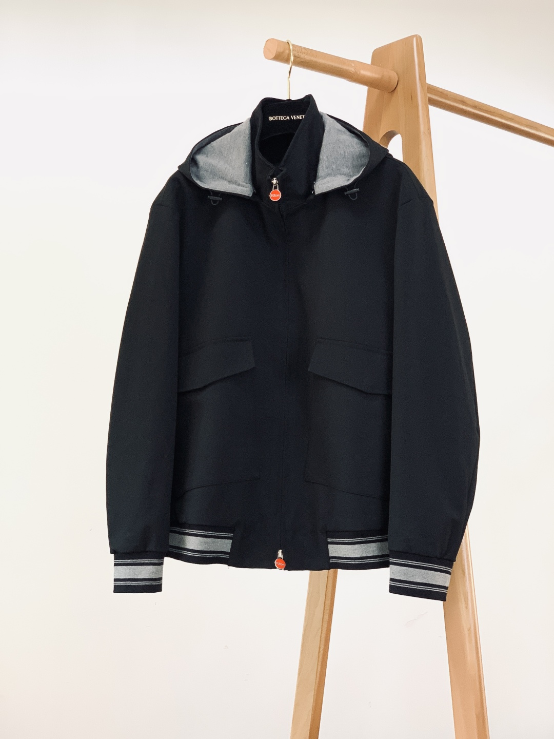 Kiton 奇顿 2025FW秋冬新品 可拆卸连帽外套。连帽内侧采用灰色针织面料，与外层棕调肌理面料形成