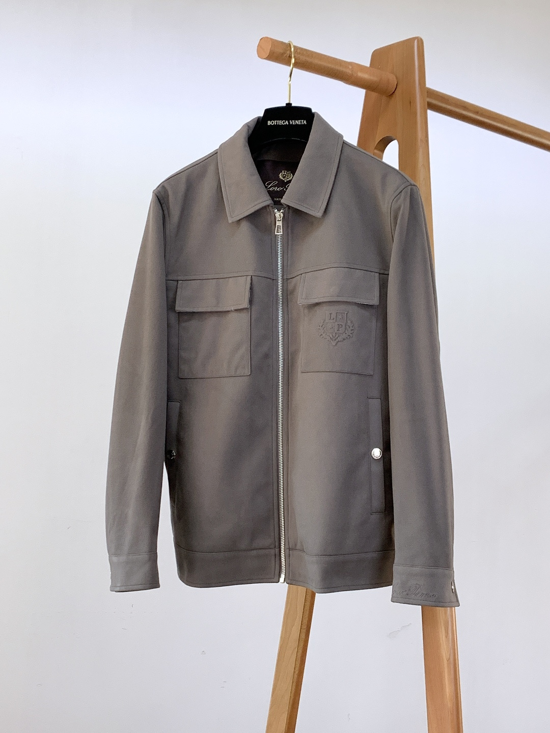 LoroPiana L.P FW秋冬新品lP🆕质感夹克，把“低调奢华”穿在身上。• 面料触感：82%棉+