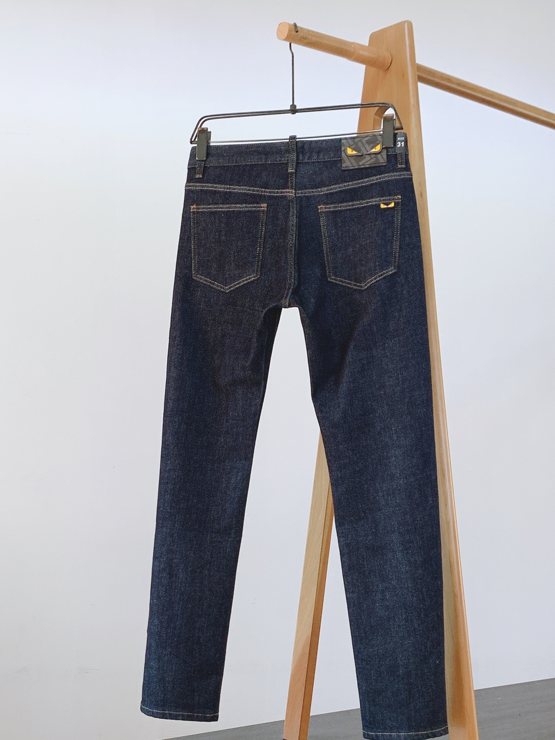 Fendi 芬迪 2025FW秋冬新品 高级时装感，小怪兽系列洗水牛仔裤。面料很特殊，超细精仿棉纱混纺，